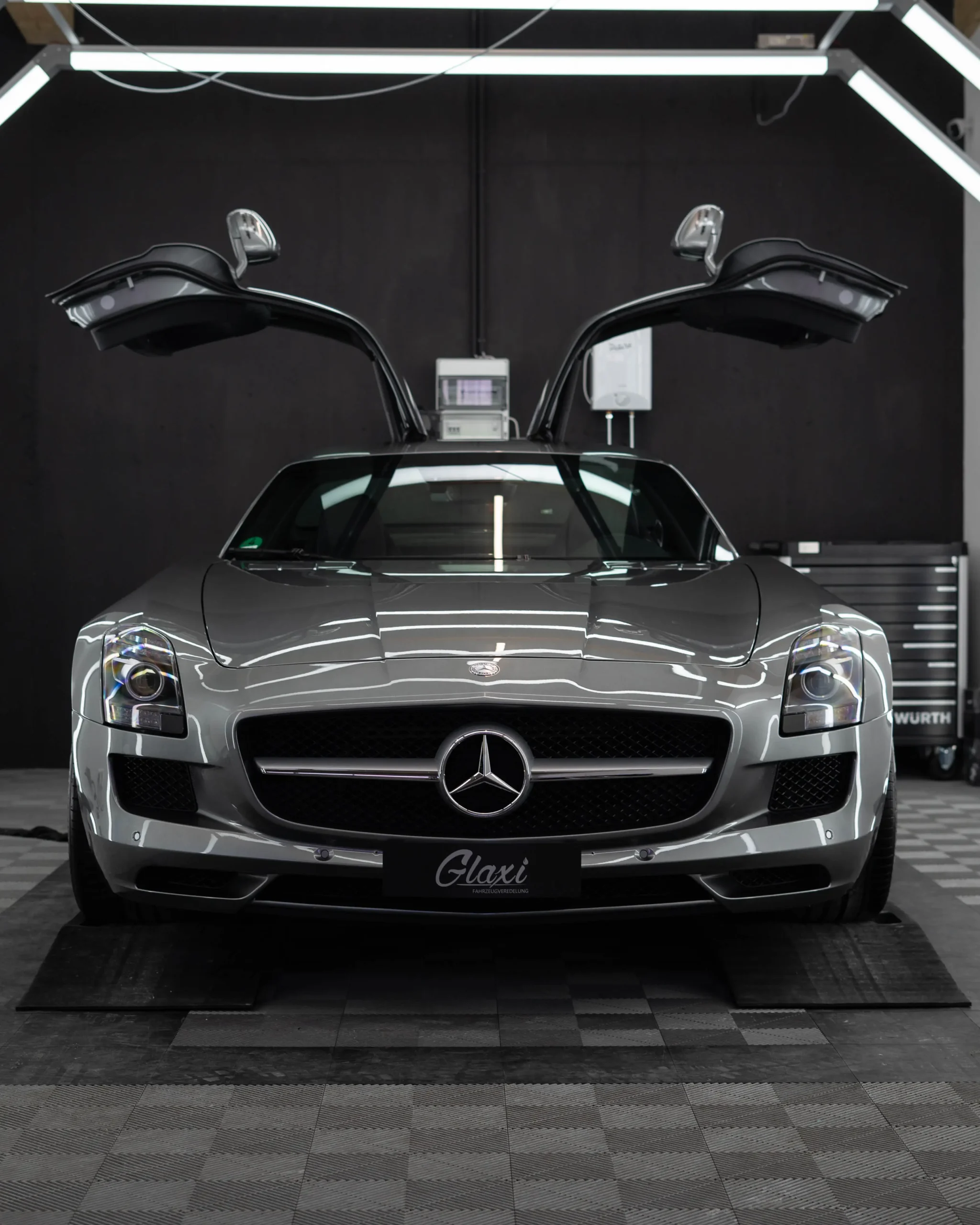 Er schrieb überall Geschichte als der wahre Nachfolger des 300SL, der Mercedes SLS AMG war der einzigste Nachfolger der jemals wieder Flügeltüren hatte.