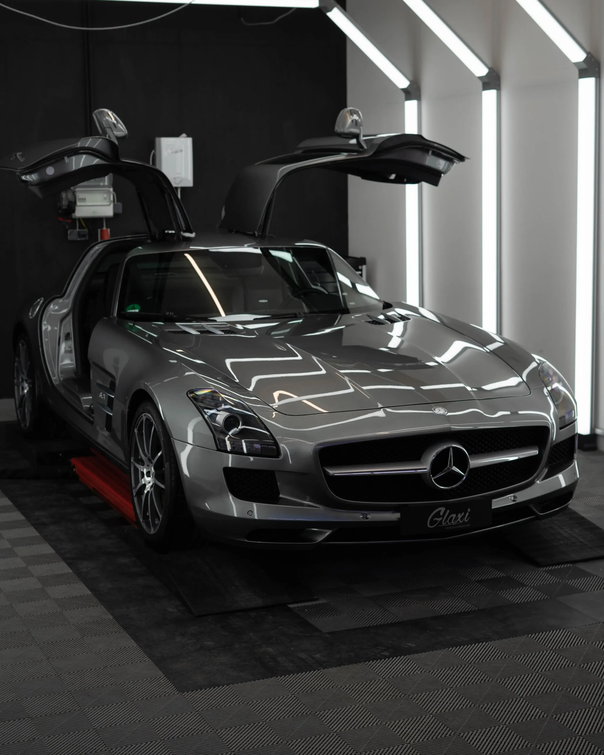 Entwickelt von AMG in Affalterbach wurde dieser Mercedes SLS AMG der wahre Nachfolger des legendären 300SL.