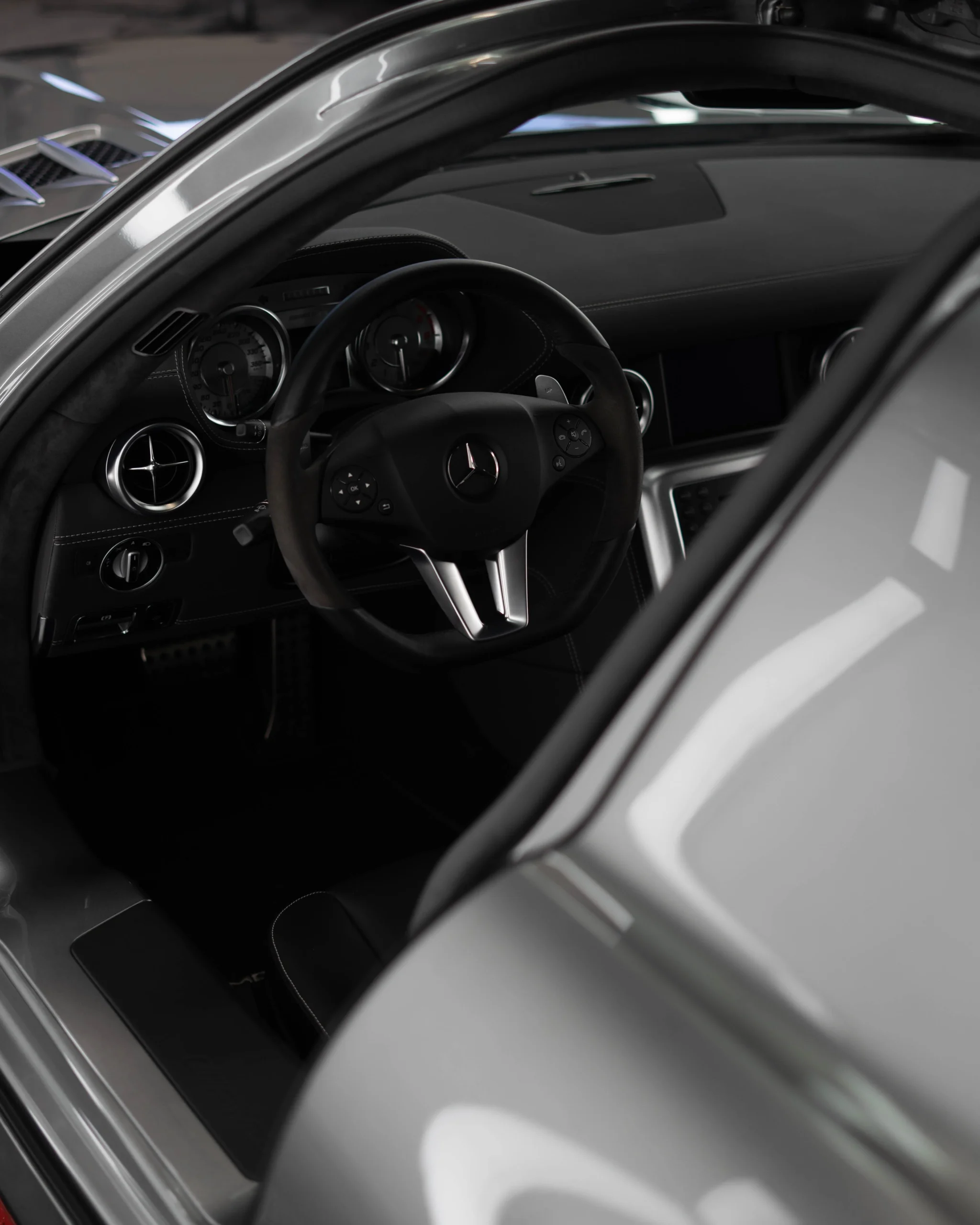 Referenzen und Details zu seinem Vorfahre dem 300SL überall verteilt in diesem Mercedes SLS AMG.