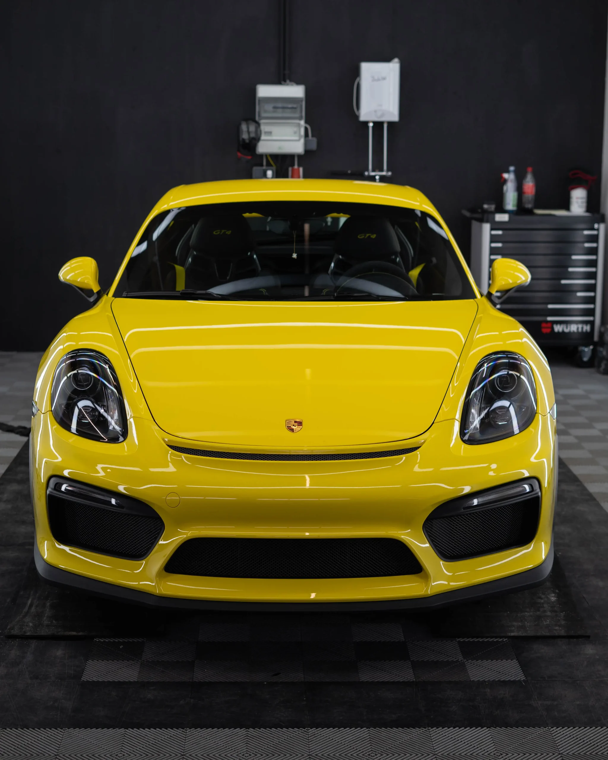Die Porsche typische Eleganz und Sportlichkeit verkörpert auch dieser Porsche 718 Cayman GT4.