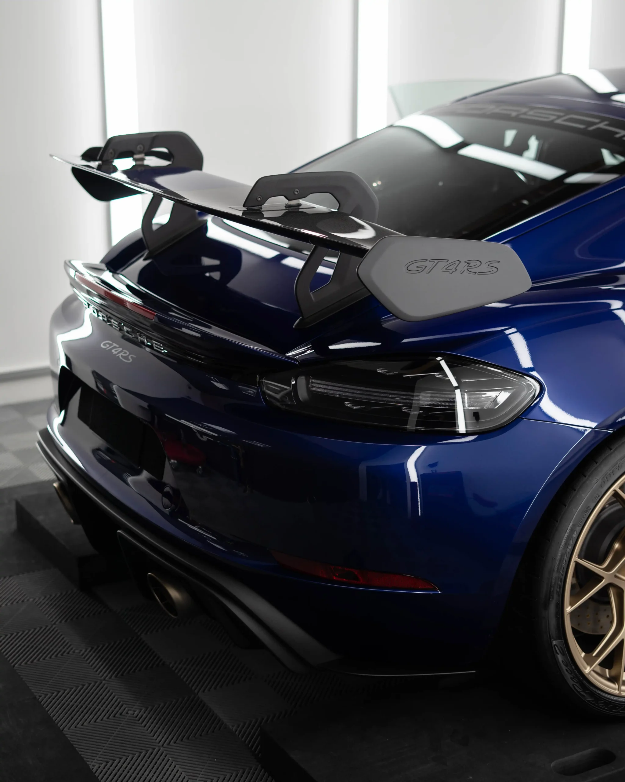 Einer der beliebtesten Porsche Modelle auf dem Markt aktuell da er mit seinem großen Bruder dem 992 GT3RS erschreckend gut mithalten kann, der Porsche 718 GT4RS in Enzianblau Metallic.