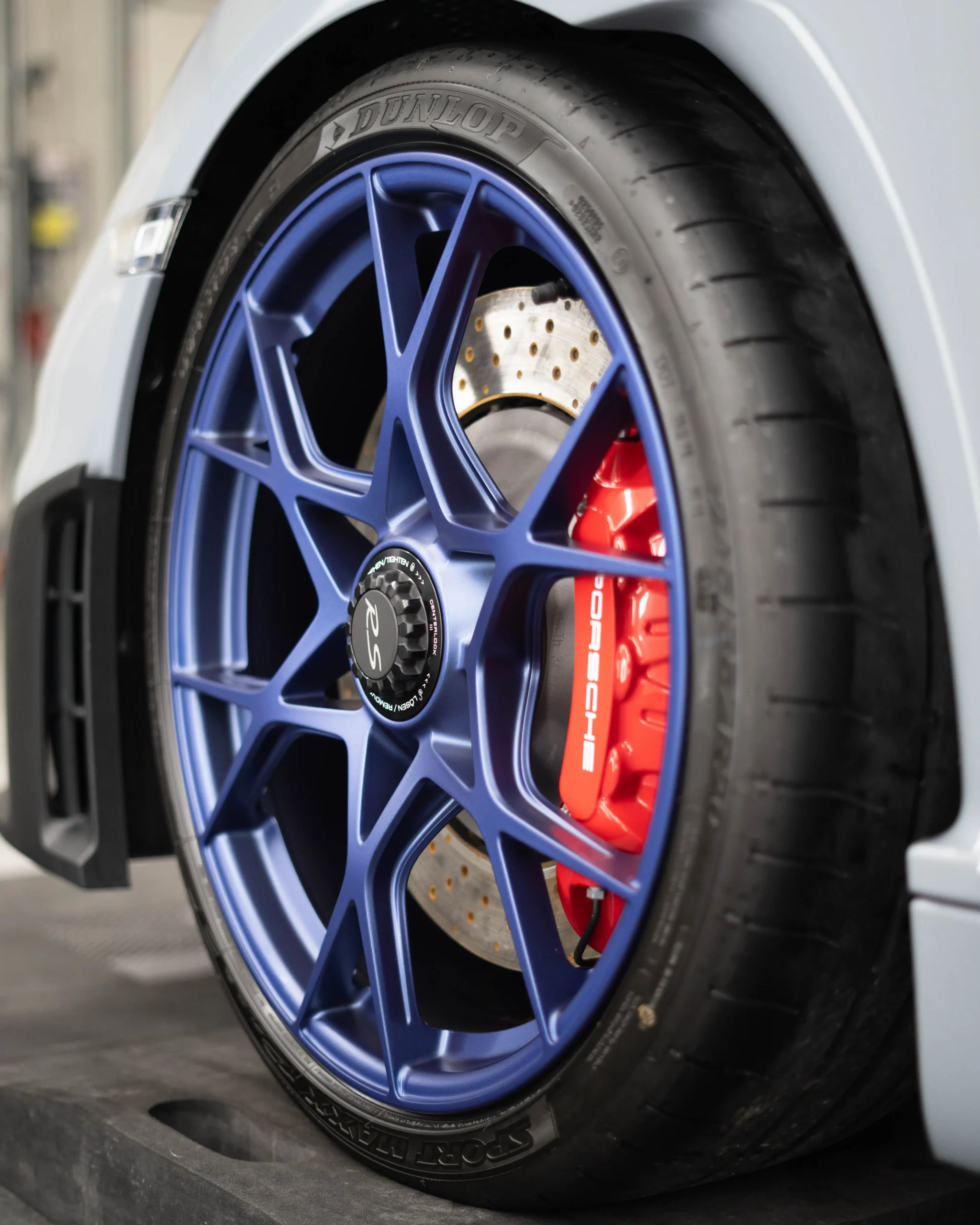 Ein Porsche 718 GT4RS mit einer sehr stimmigen Konfiguration, Arktikgrau, Indigoblaue Felgen und Weissach-Paket.