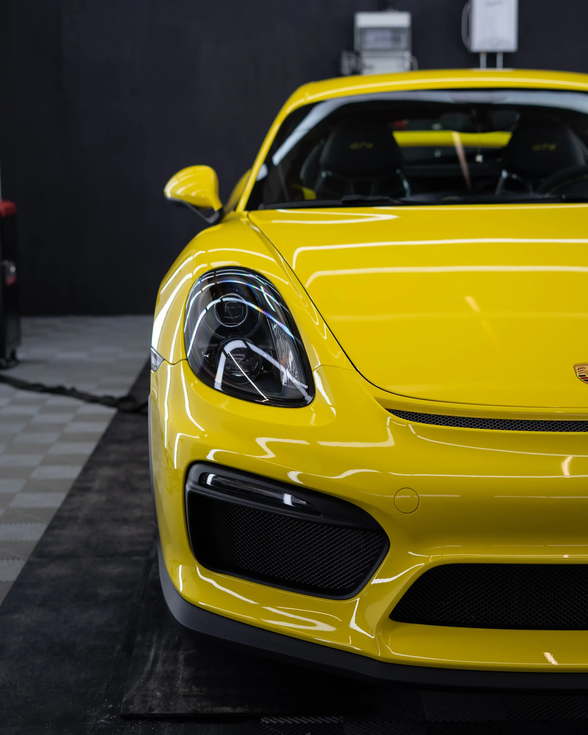 Dieser bezaubernde Porsche 718 CAYMAN GT4 erhielt eine Lackschutzfolierung von der renommierten GLAXI GmbH in Schwäbisch Hall.