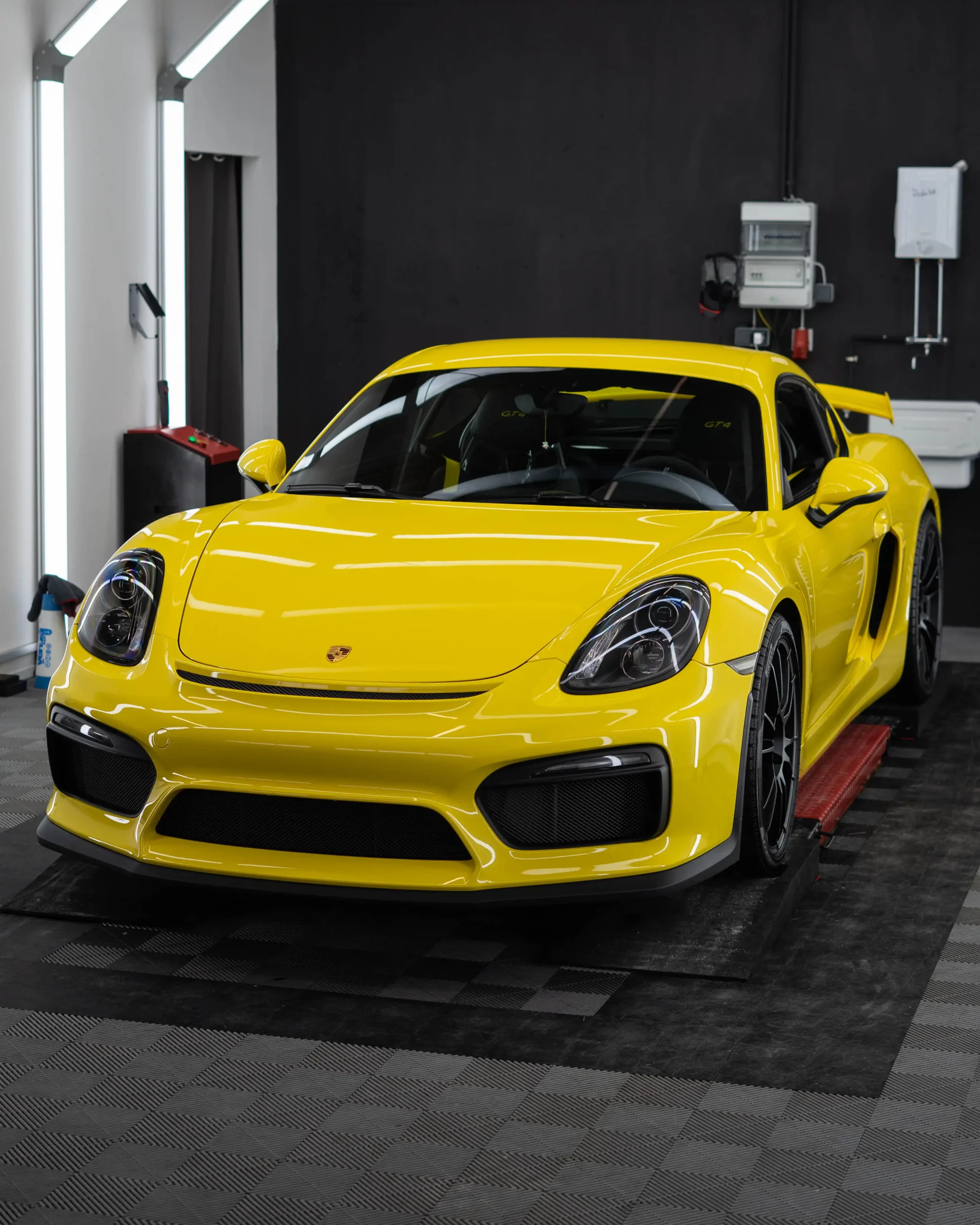 Jeder der Wert auf Stil während der schnellen Fahrt liegt, ist mit diesem Porsche 718 Cayman GT4 bestens bedient.