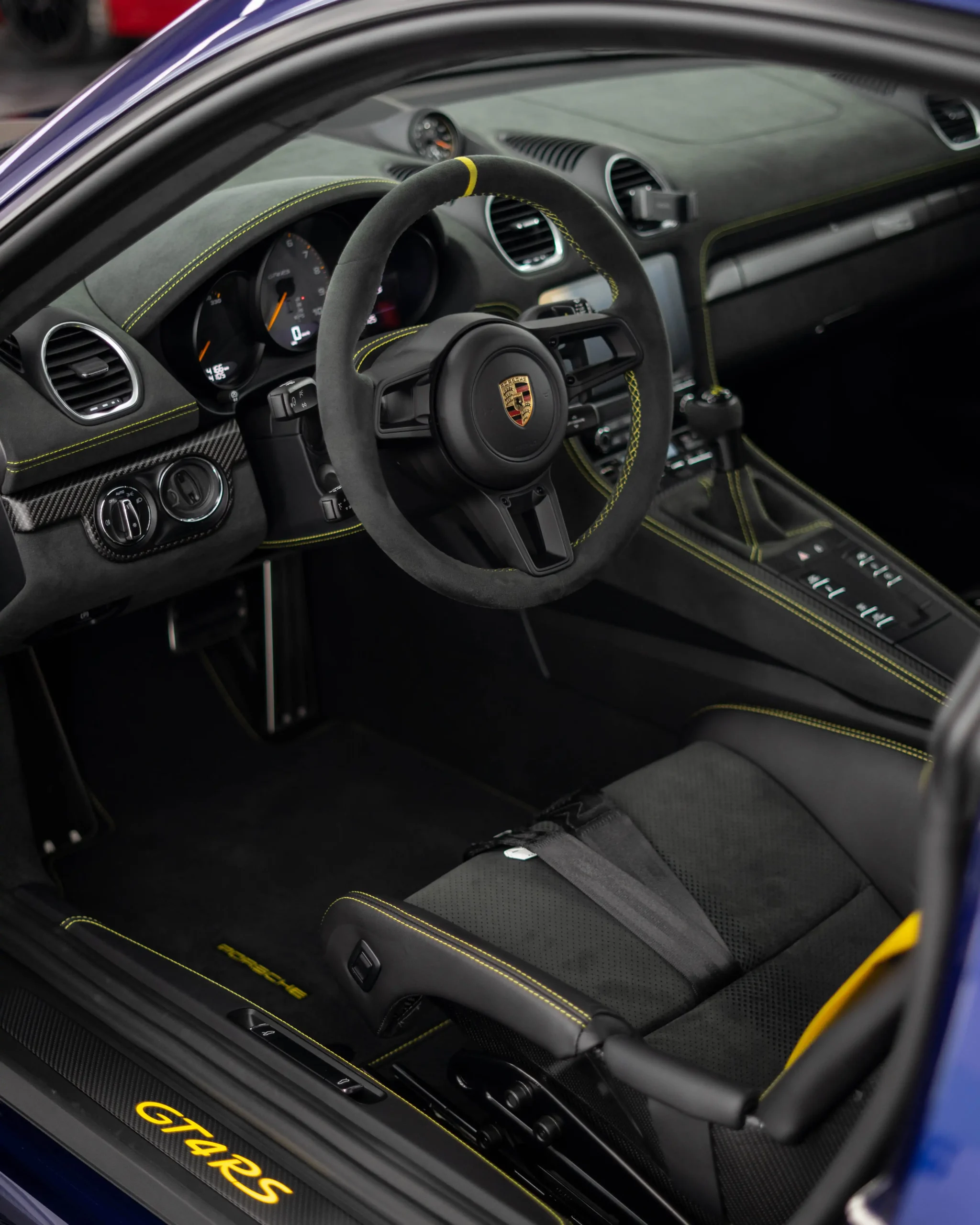 Ein sehr individuell konfigurierter Porsche 718 GT4RS in Enzianblaumetallic, Weissach Paket und einem bezauberndem Interieur.