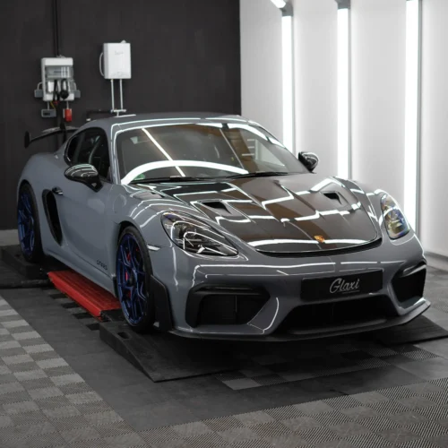 Ein frisch ausgelieferter Porsche 718 GT4RS in einem wundervollen Arktikgrau der dank einer Lackschutzfolierung ausgiebig geschützt ist.