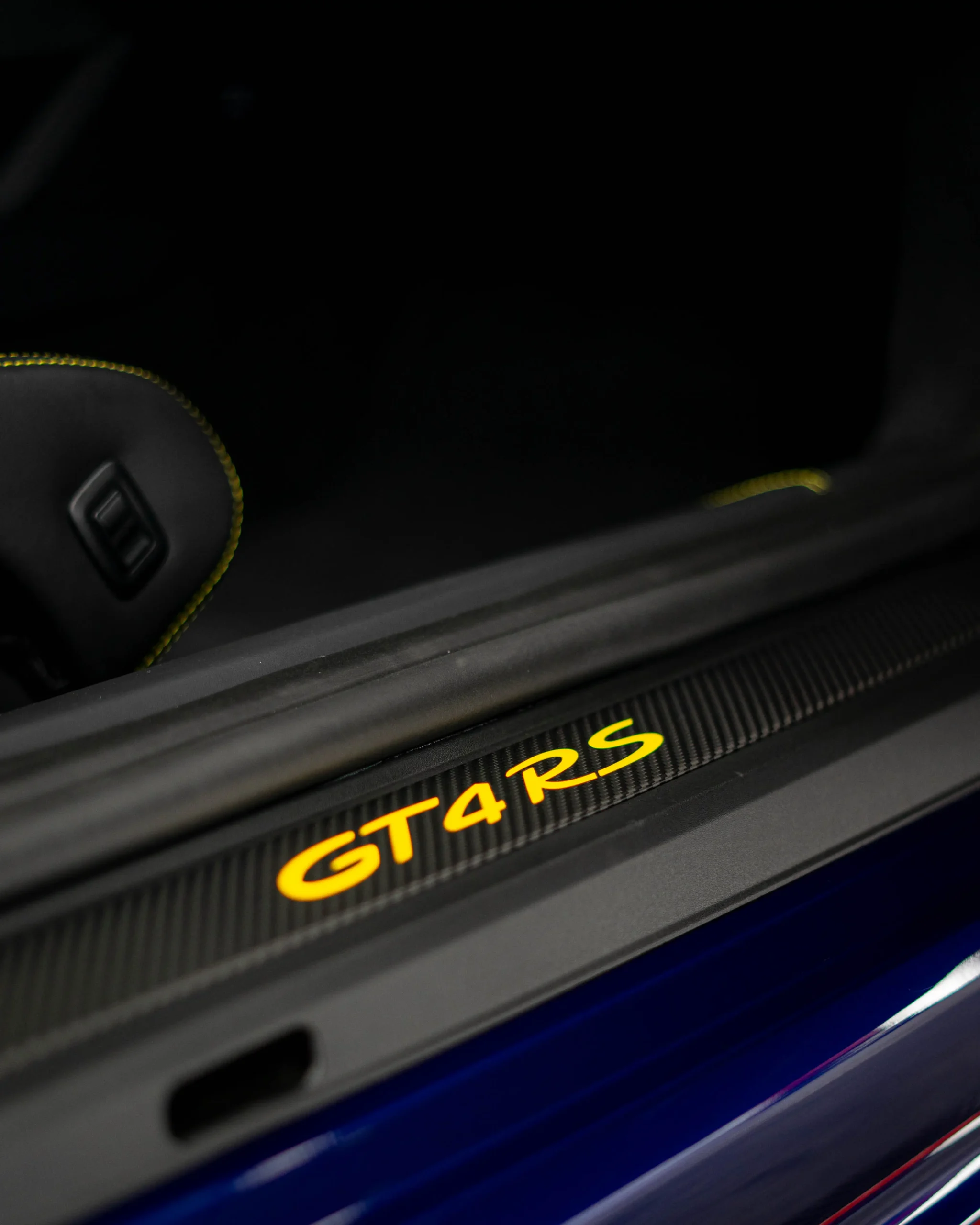 Perfektioniert bis ins kleinste Detail ist dieser Porsche 718 GT4RS in Enzianblaumetallic wahrlich ein Meisterwerk.