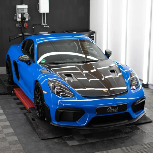 Ein frisch ausgelieferter Porsche 718 GT4RS in Shark Blue.