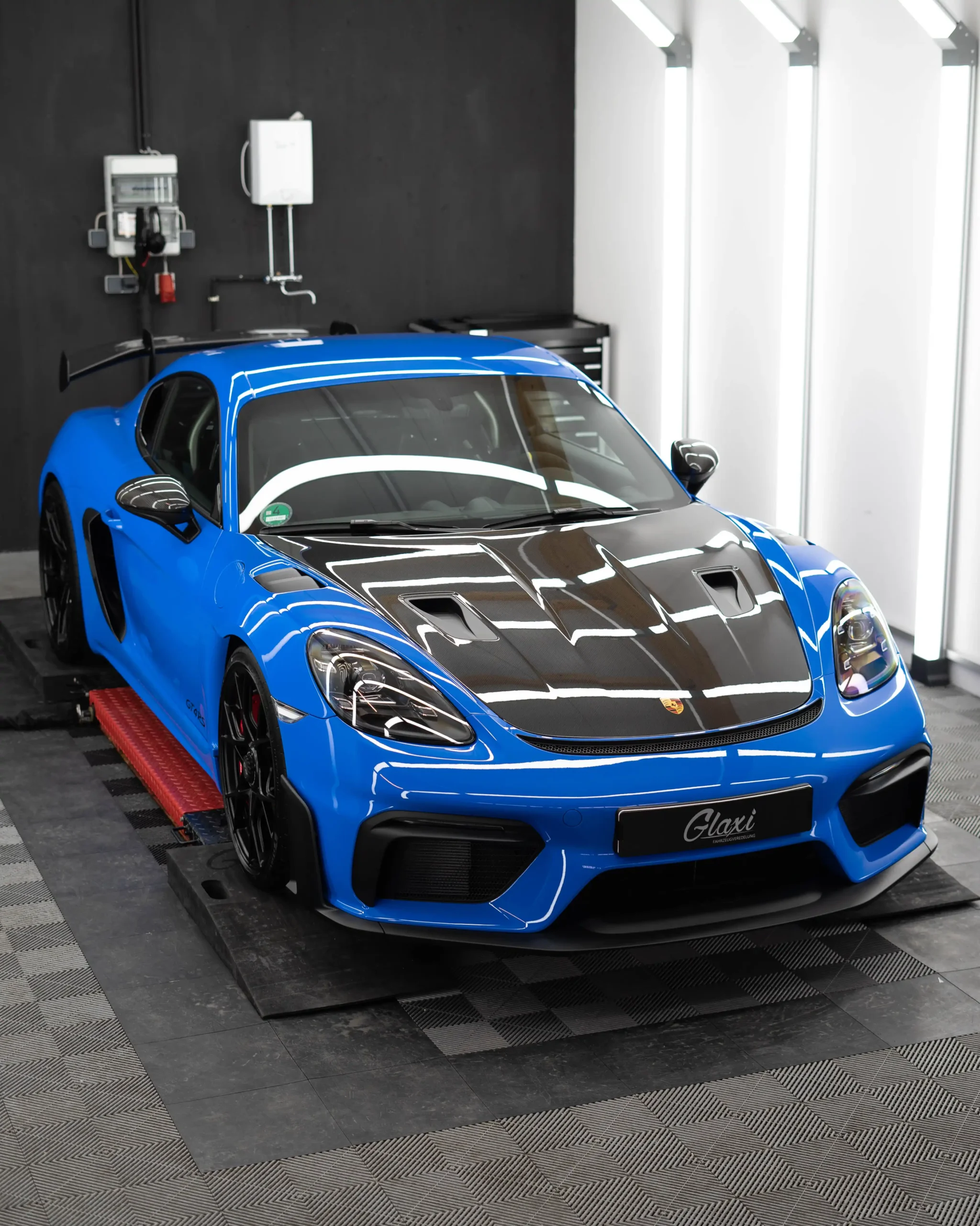 Ein frisch ausgelieferter Porsche 718 GT4RS in Shark Blue.