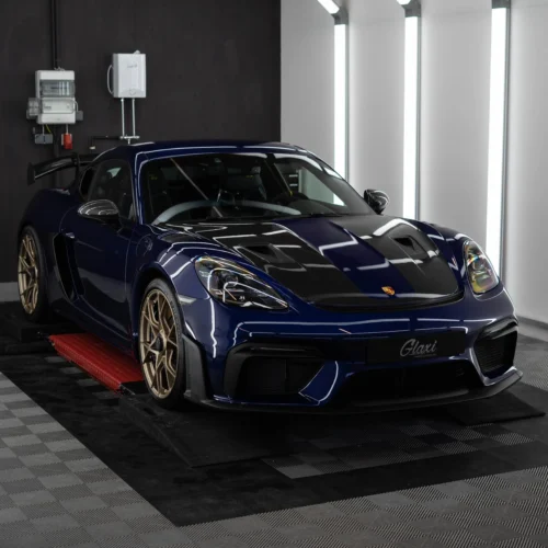 Ein sehr gefragter Porsche 718 GT4RS in Enzianblau Metallic und dem Weissach Carbon Paket, der zusätzlich noch perfekt glänzt dank einer Lackschutzfolierung.