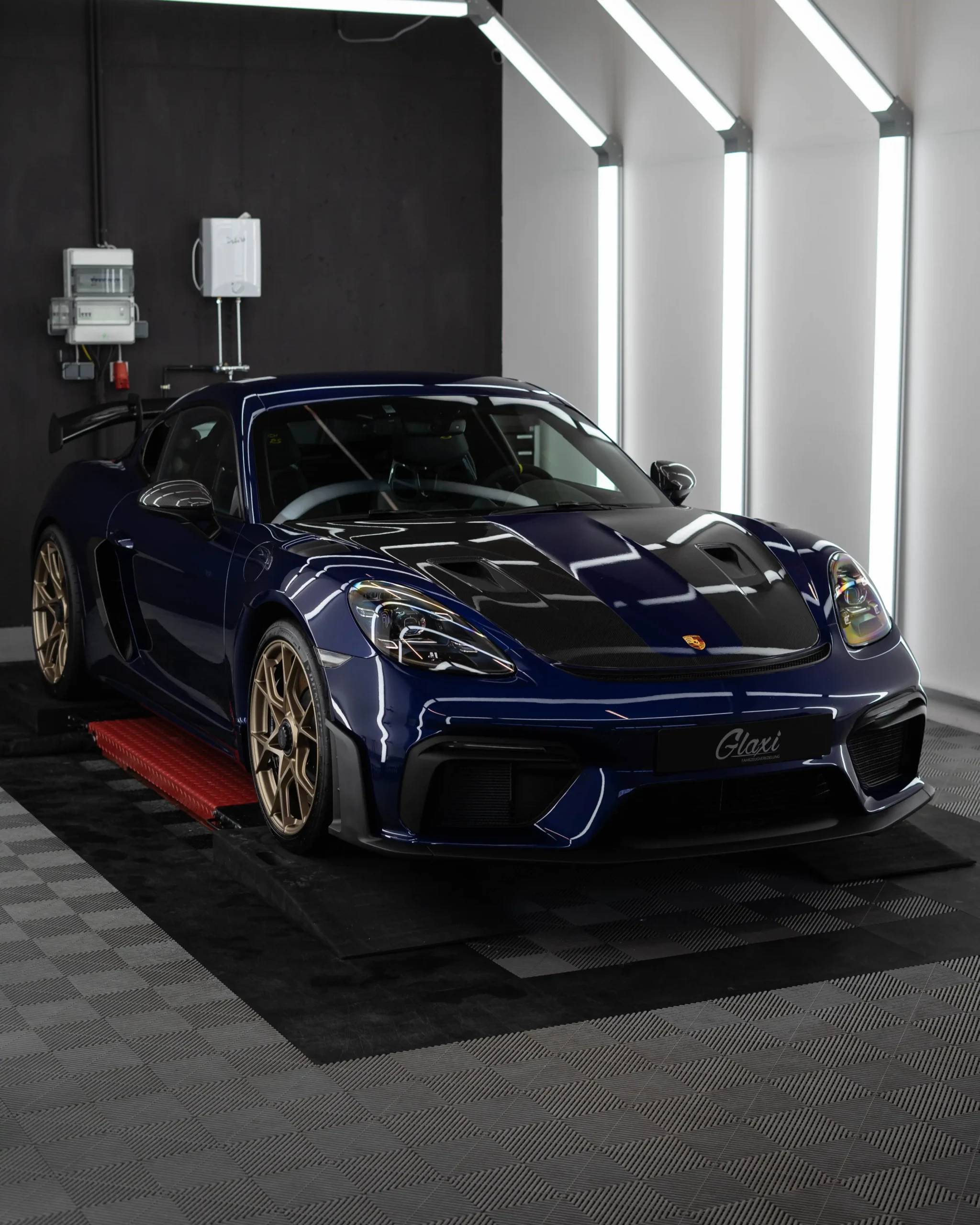 Ein sehr gefragter Porsche 718 GT4RS in Enzianblau Metallic und dem Weissach Carbon Paket, der zusätzlich noch perfekt glänzt dank einer Lackschutzfolierung.