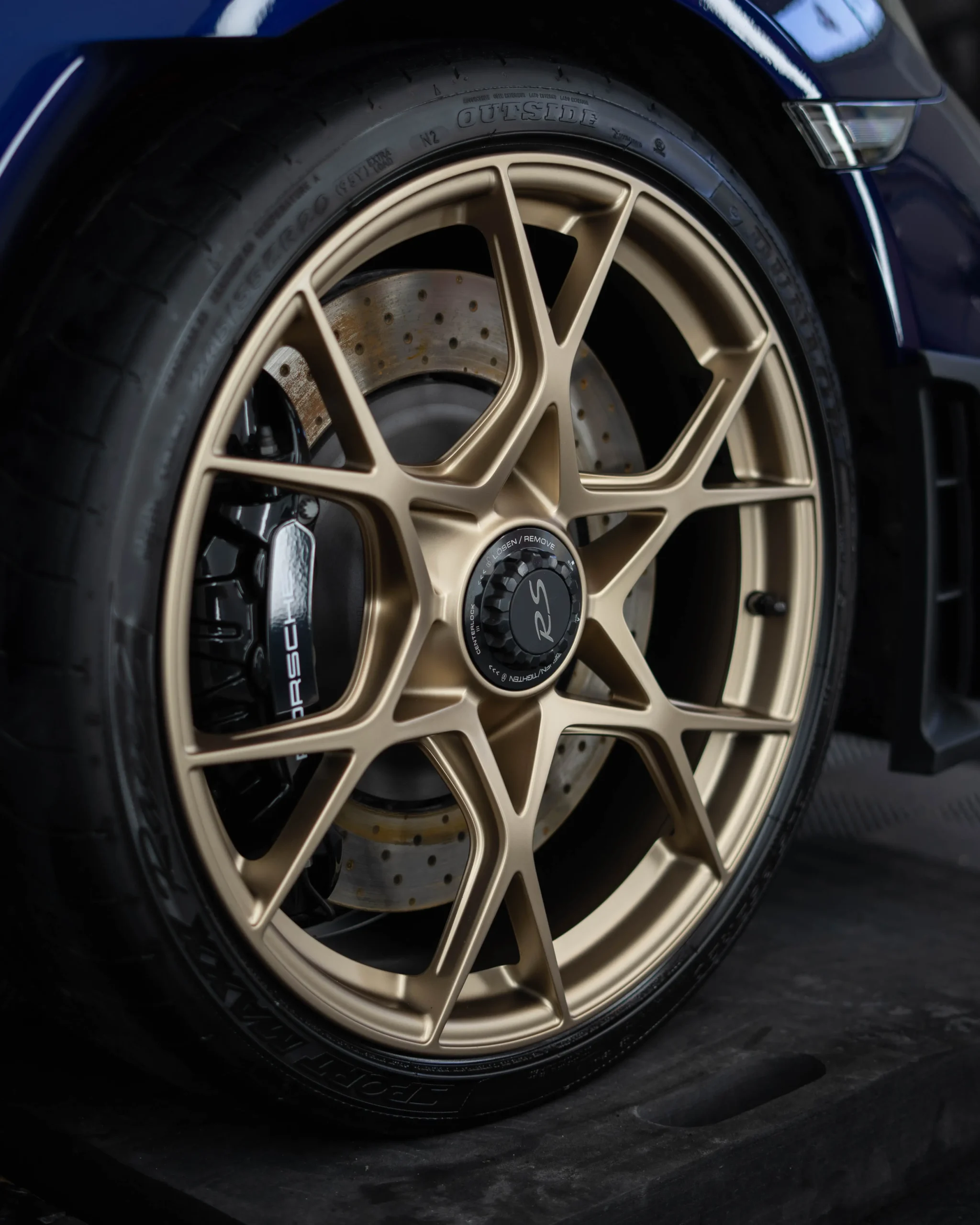 Ein echte Fahrmaschine, ein wahrer Rennwagen für die Straße, der Porsche 718 GT4RS in diesem Fall in Enzianblaumetallic.