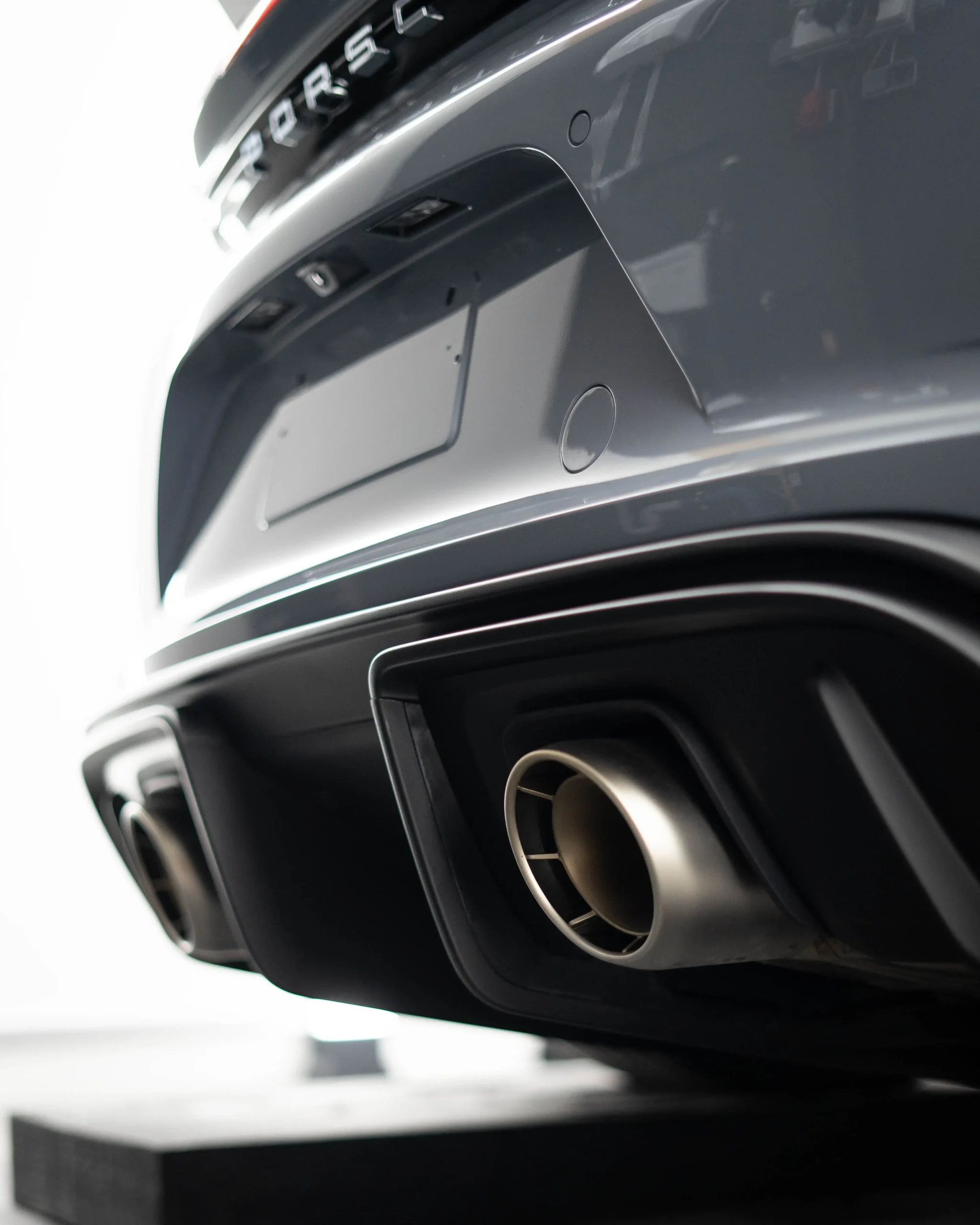 Dieser Rennwagen mit Straßenzulassung ist ein wahres Meisterwerk das die Ingenieurskunst von Porsche verkörpert, der Porsche 718 GT4RS in Arktikgrau.