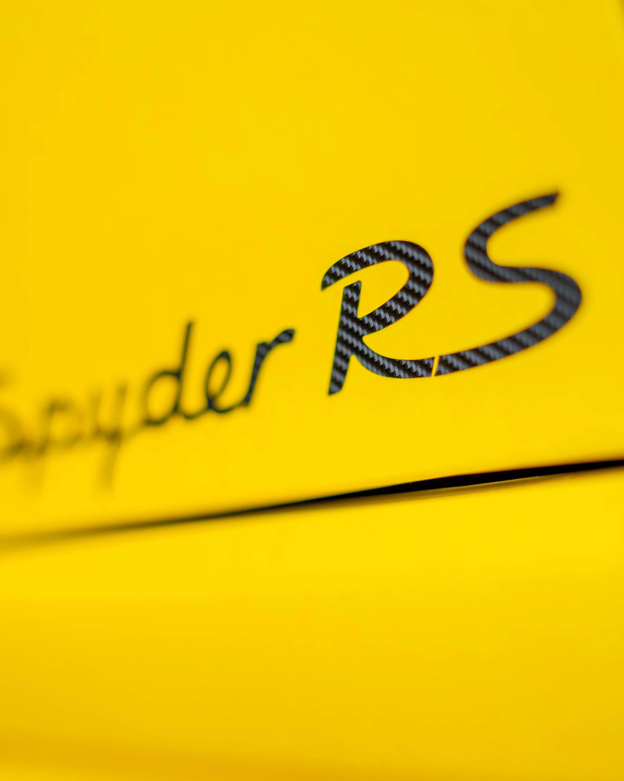 Ein vom Weissach Paket und vor allem Carbon Teilen geprägter Porsche 718 Spyder RS in Gelb.