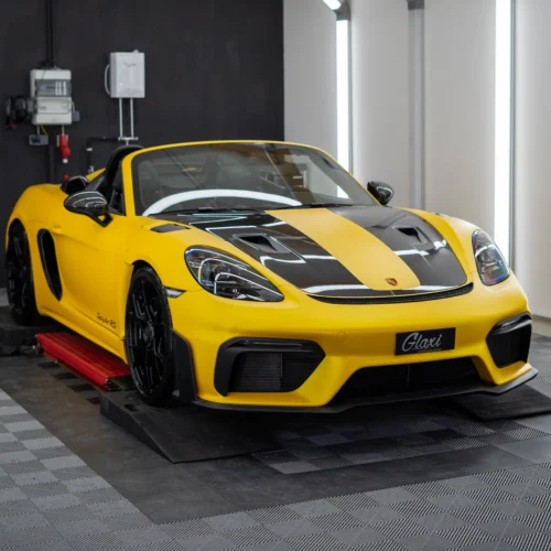Auffällige gelbe Vollfolierung an einem brandneuen Porsche 718 Spyder RS.