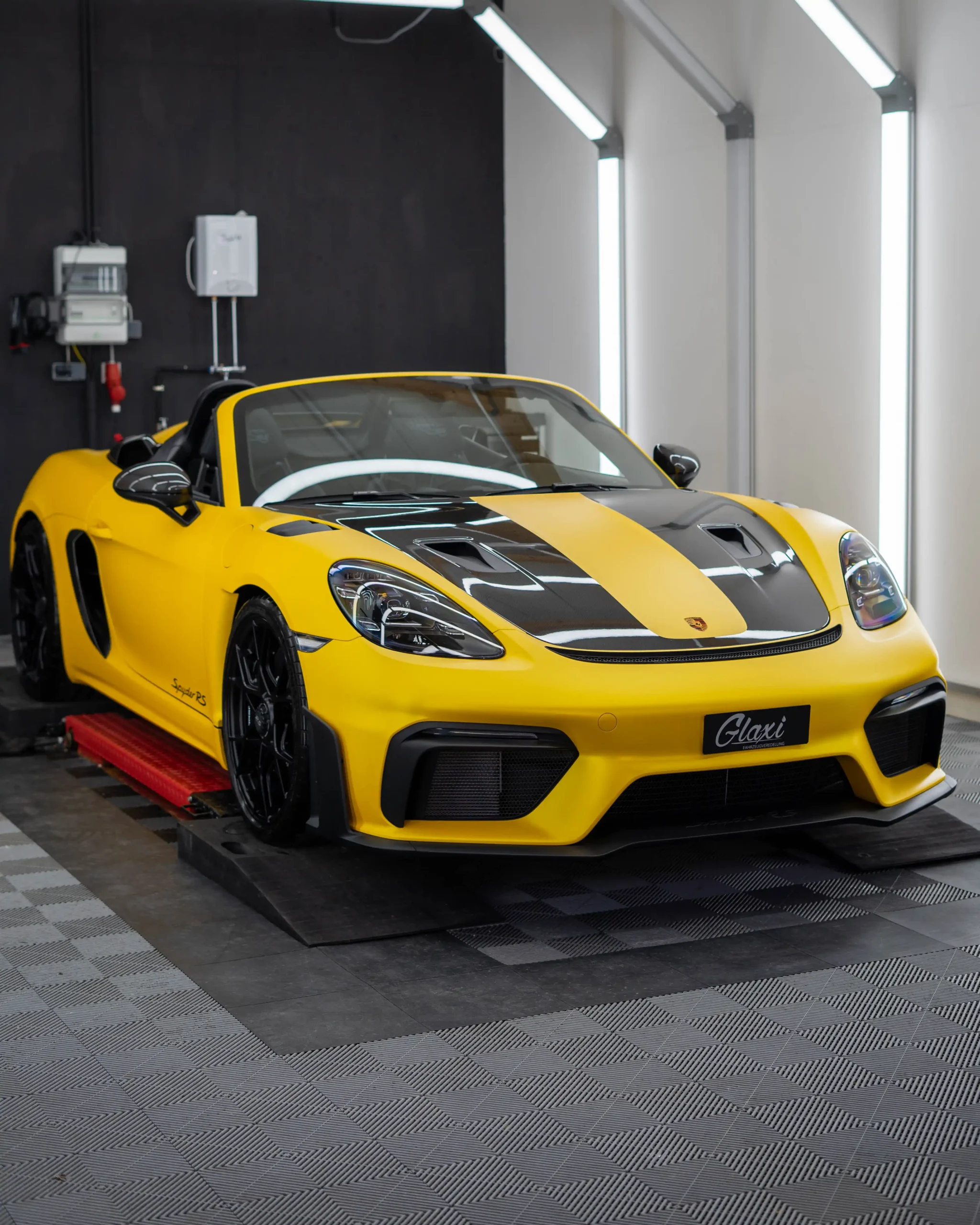 Auffällige gelbe Vollfolierung an einem brandneuen Porsche 718 Spyder RS.