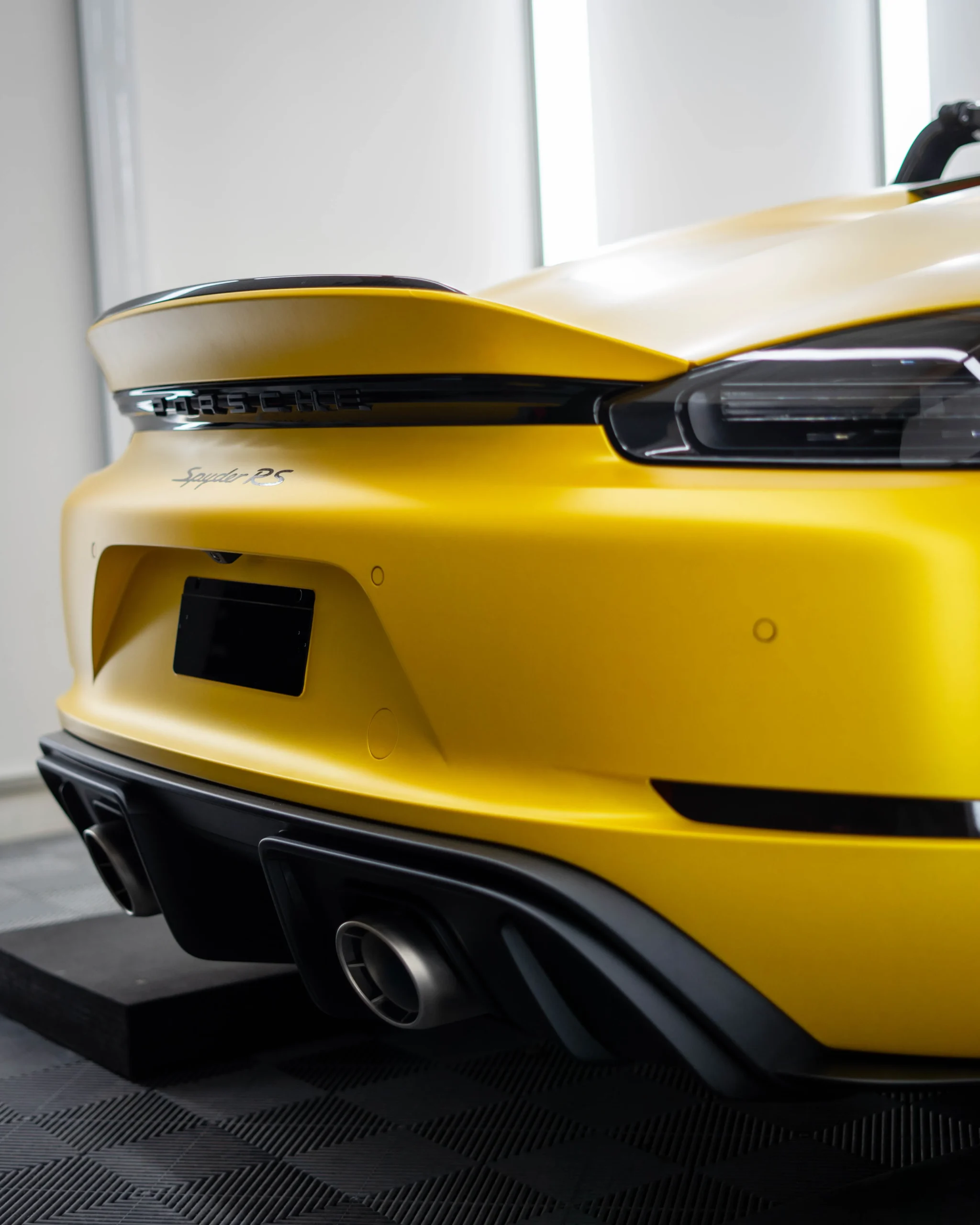 Ein äußerst ausgiebig entwickelter und durchdachter Porsche der auf den Modellnamen 718 Spyder RS hört.