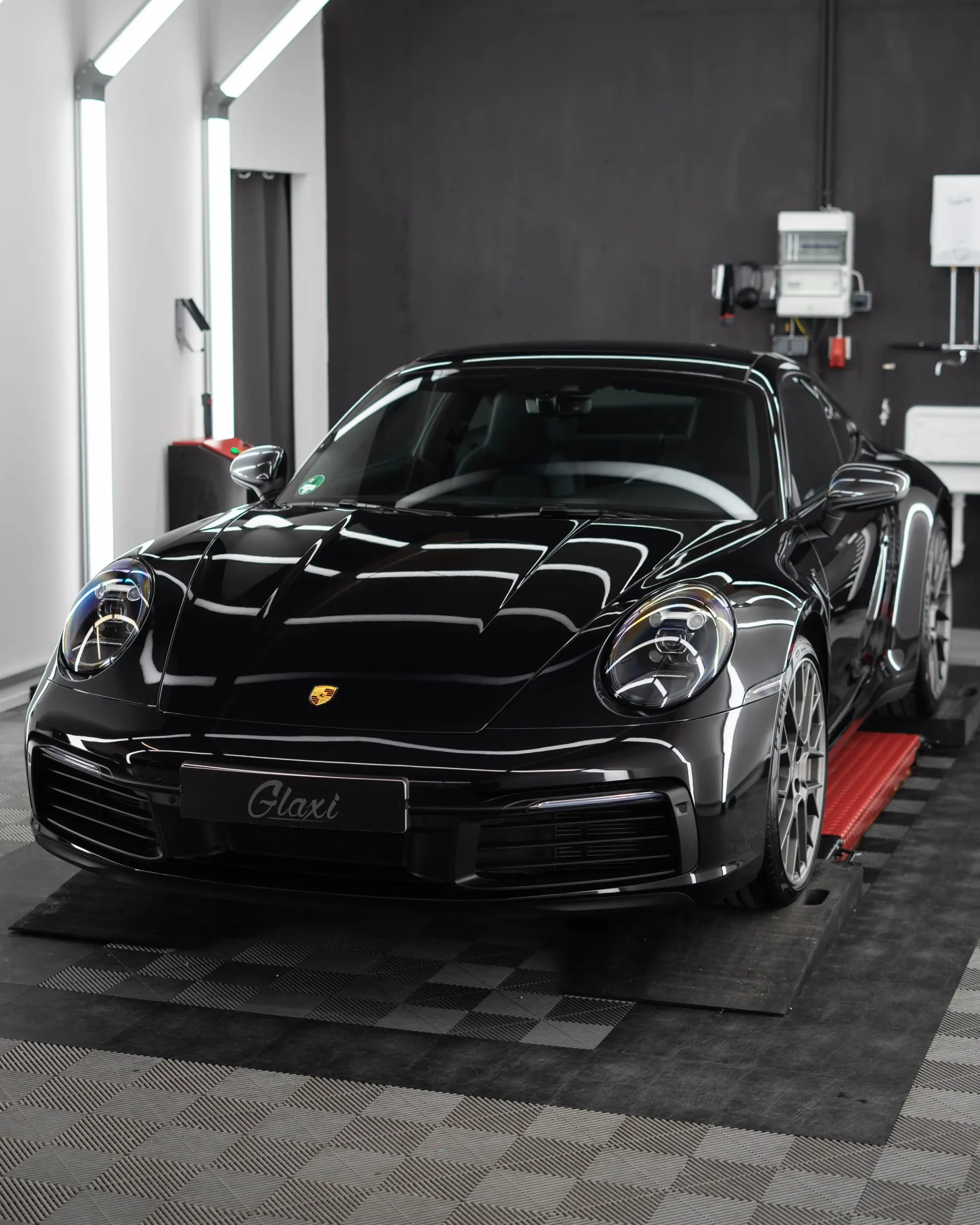 Dieser teure Porsche 992 (911) Carrera S hat eine Lackschutz Folierung von der GLAXI GmbH in Schwäbisch Hall erhalten.
