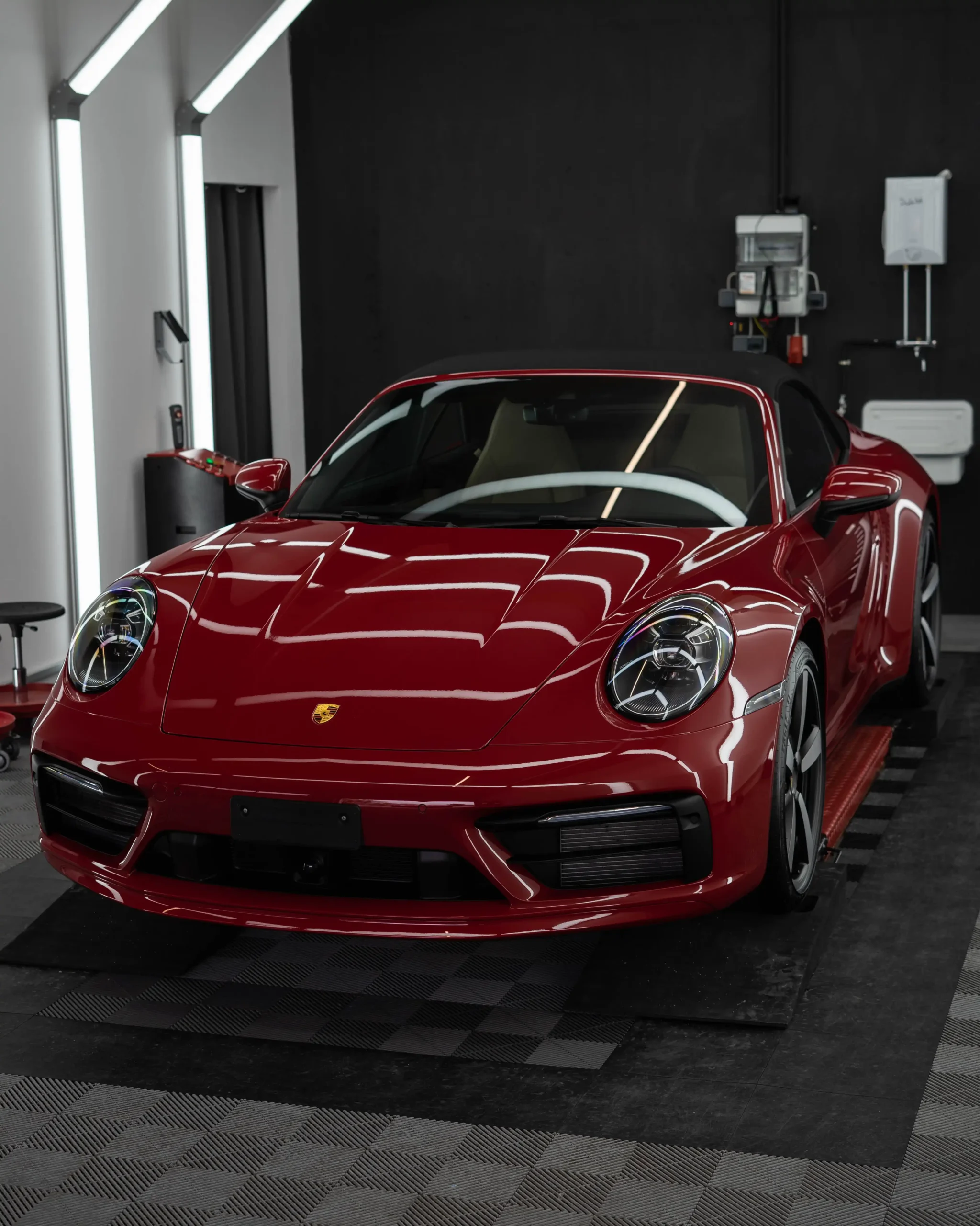 Einen besonderen Anblick bietet dieser rote Porsche 911 Carrera Cabrio (Typ 992).