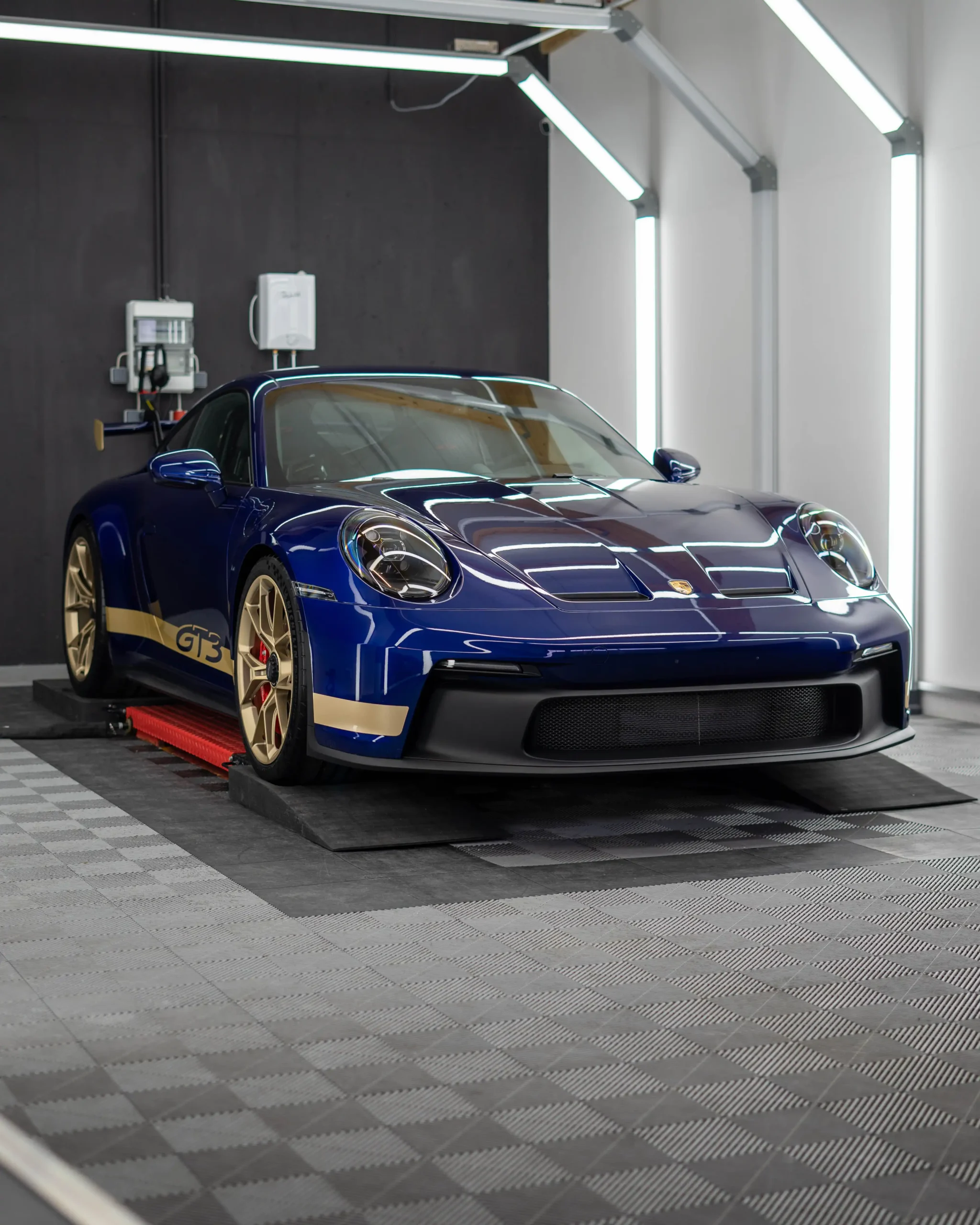 Eine sorgfältig angebrachte Lackschutzfolie (PPF) an einem bezaubernd enzianblauem Porsche 992 GT3.