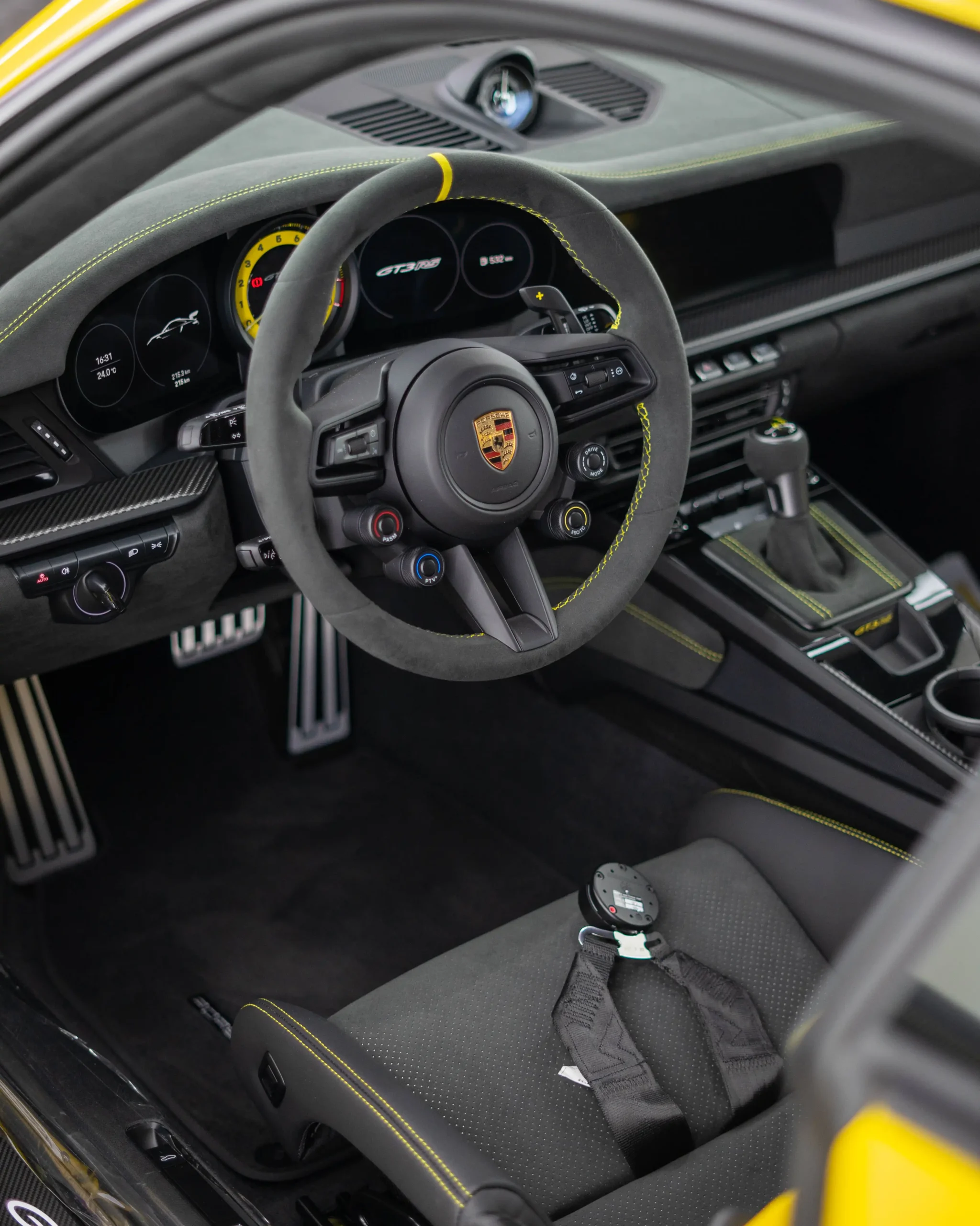 Der Porsche 992 GT3RS ist der absolute Traumwagen von jedem Porsche Fan.