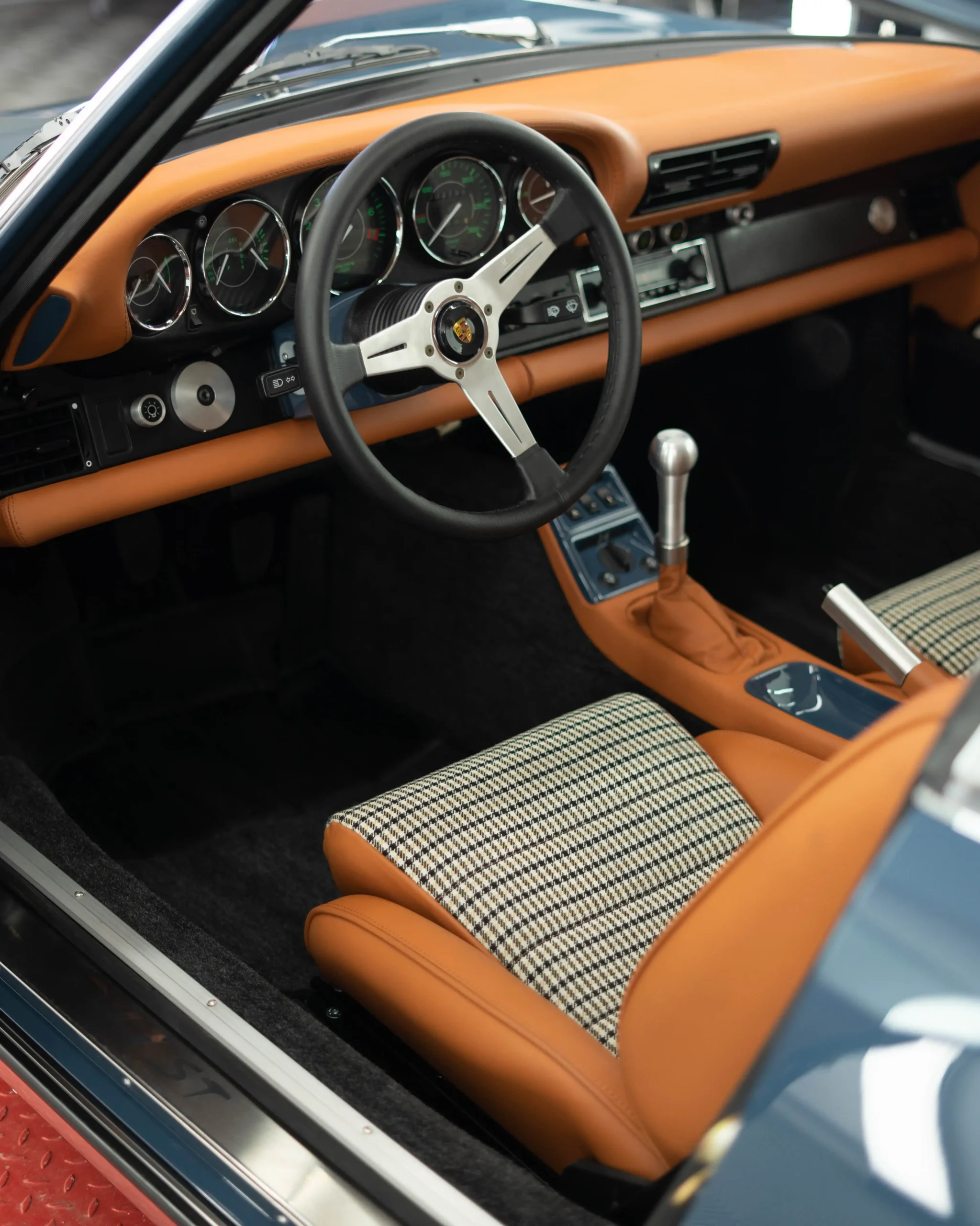 Wie unbenutzt sieht er aus, dieser Porsche 964 ST ist komplett durch restauriert auch im Innenraum.