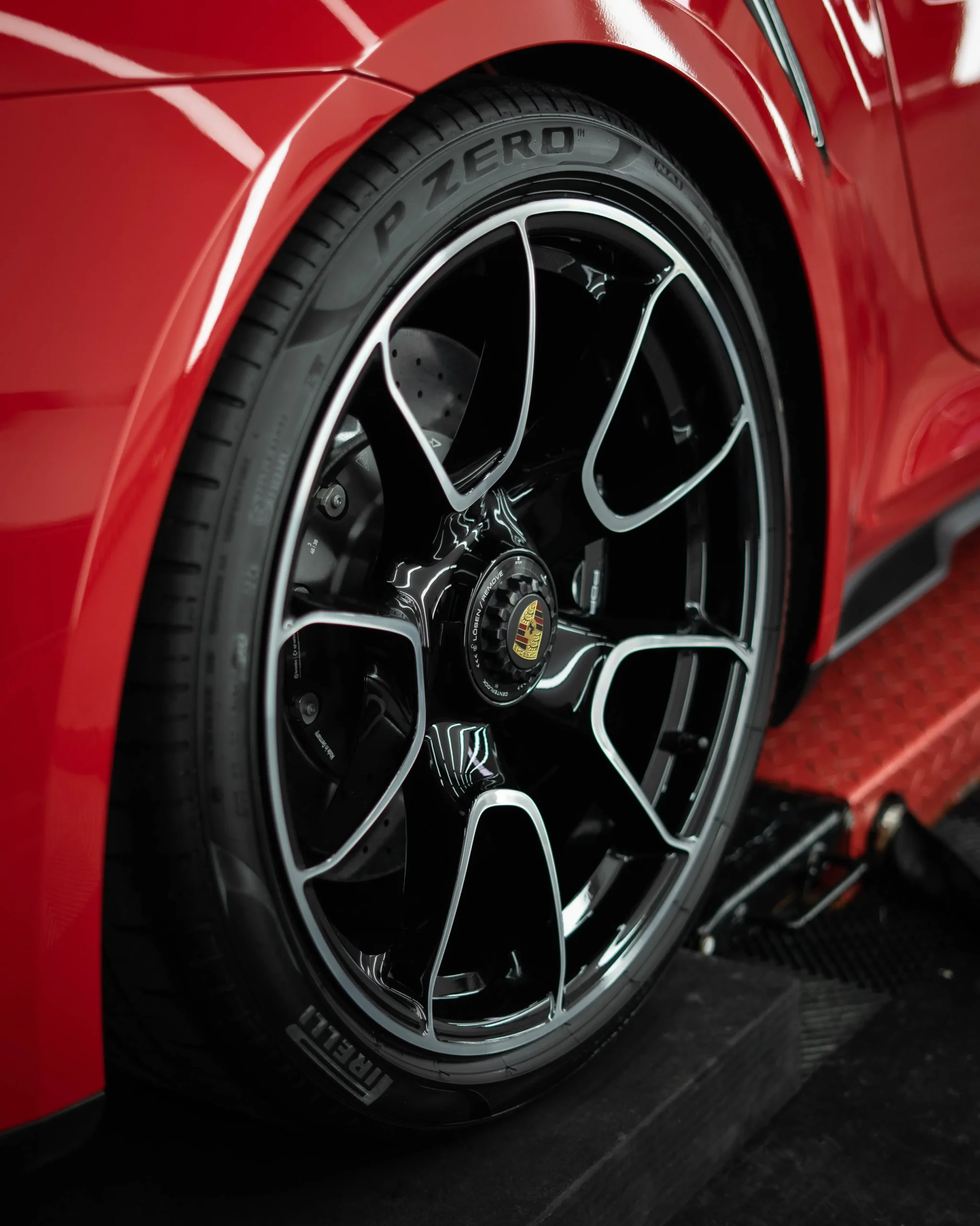 Ein einzigartiger Porsche 911 zeichnet sich durch enorme Leistung und atemberaubenden Luxus, wie dieser Porsche 992 Turbo S, aus.