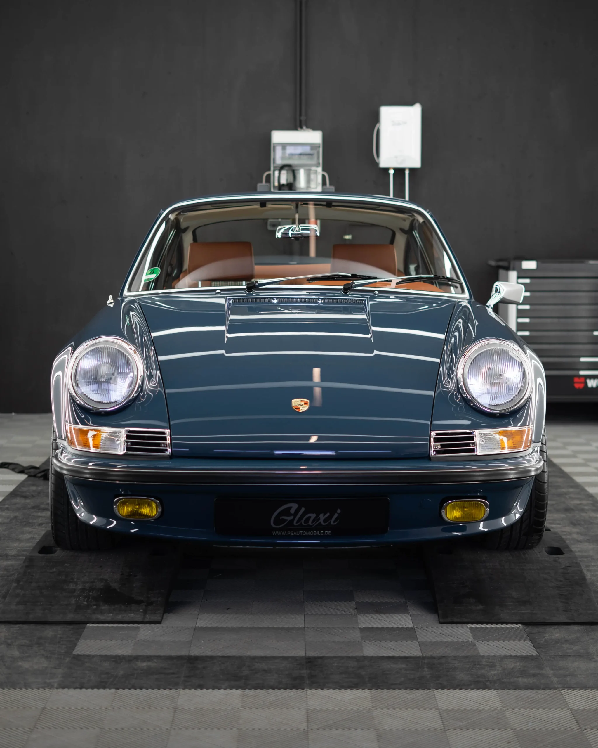 Geprägt von einzigartiger Restaurations-Kunst steht dieser Porsche 964 wie neu da.