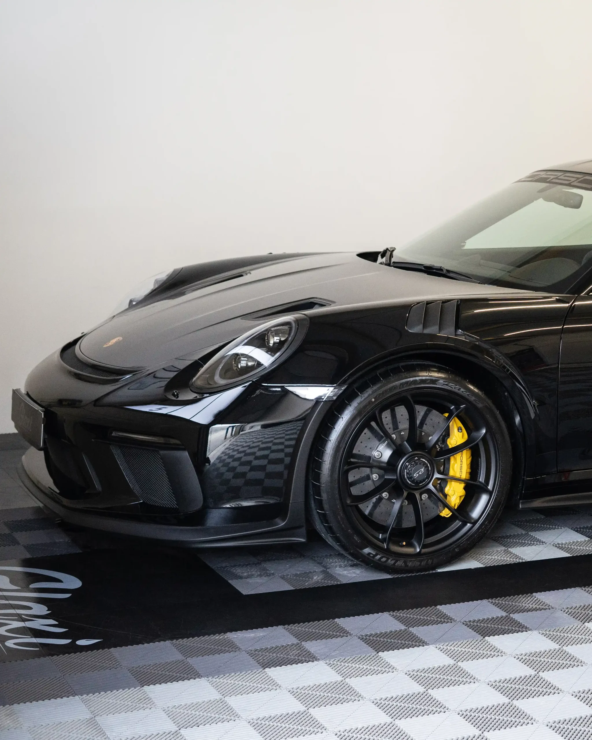 Dieser schwarze 911 GT3RS (991.2) zieht zurecht alle Blicke auf sich.