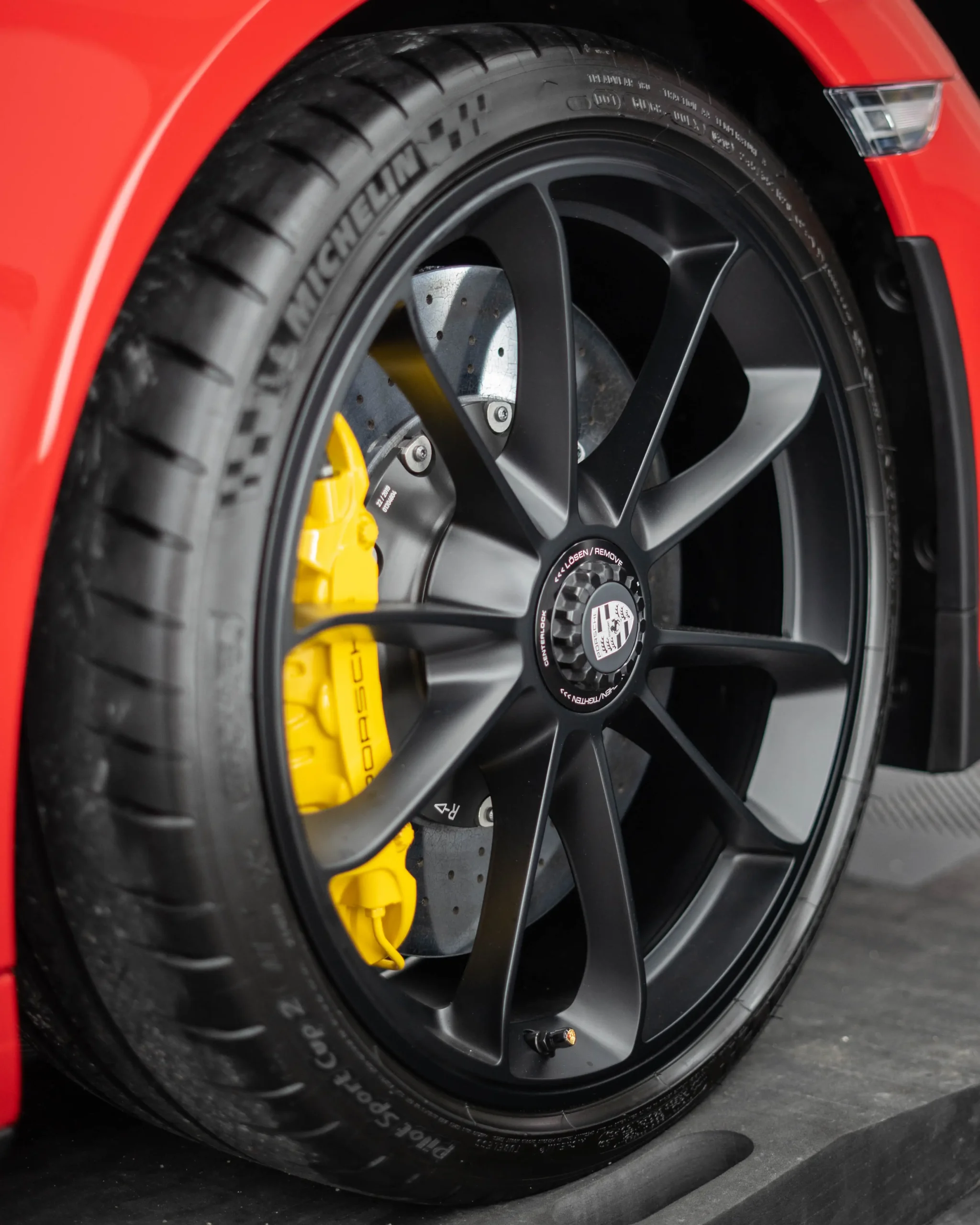 ES gibt kaum einen Porsche da draußen der so wertvoll ist, dass er so ordentlich gepflegt werden muss, dieser Porsche 991.2 Speedster in Indischrot fasziniert alle.