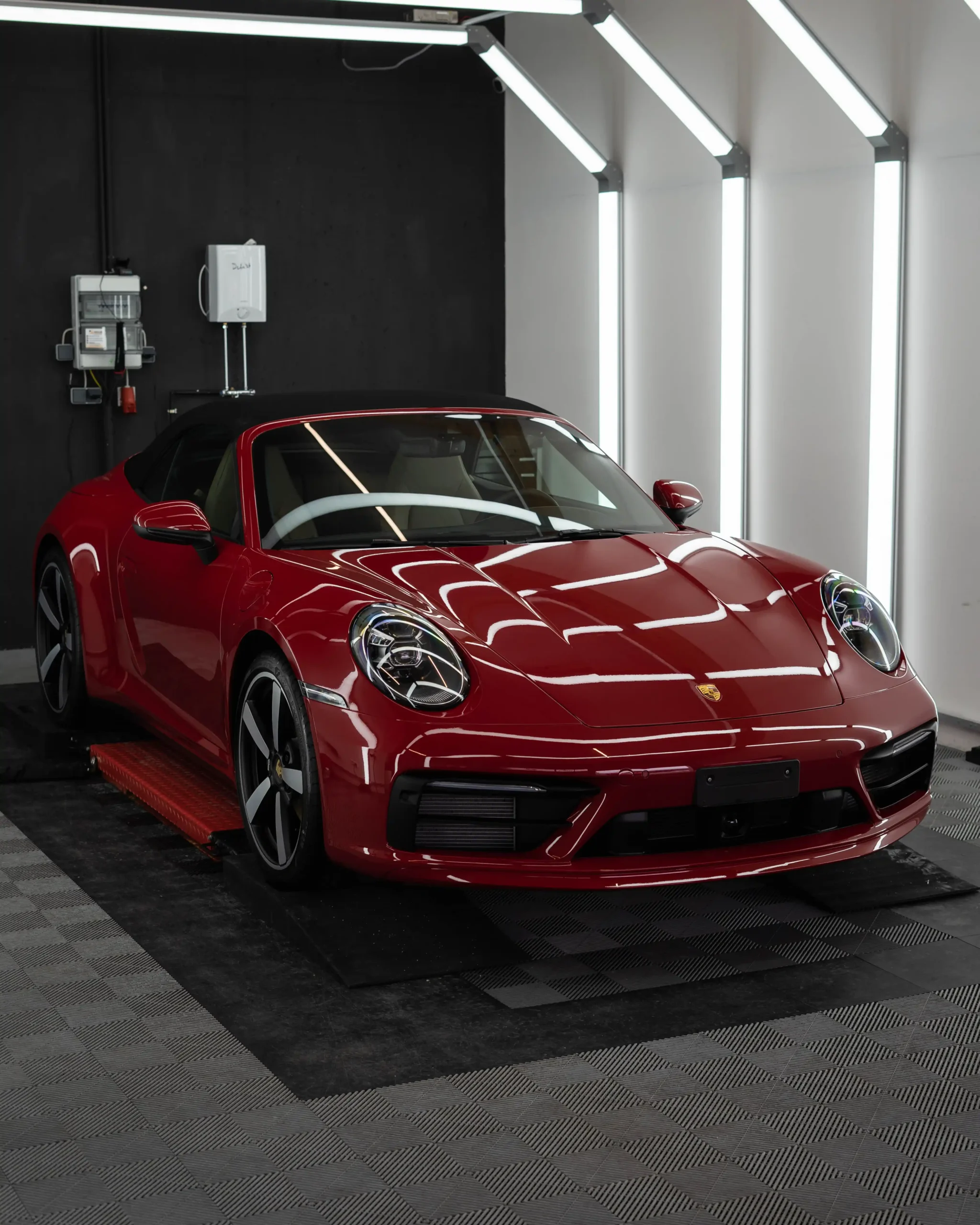 Ein wahrhaftig historischer Porsche 992 Carrera Cabrio hat nur den besten Schutz mithilfe einer Lackschutzfolie verdient.