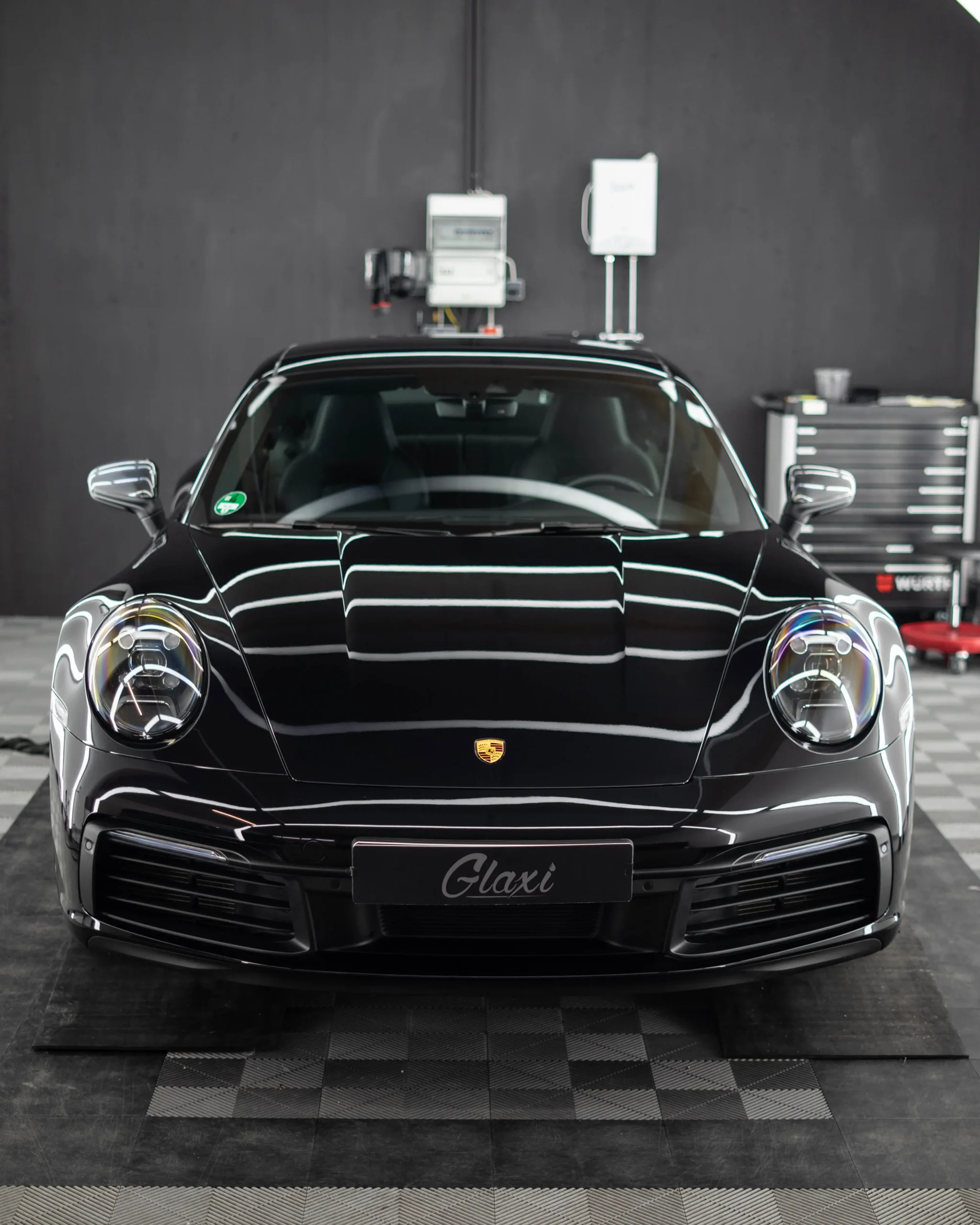 Dieser teure Porsche 992 Carrera S hat eine Lackschutz Folierung erhalten, damit sein Wert steigt.