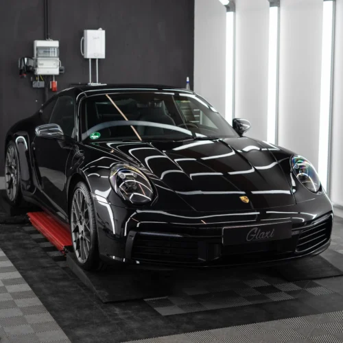 Dieser bezaubernde Porsche 992 Carrera S zieht zurecht alle Blicke auf sich.