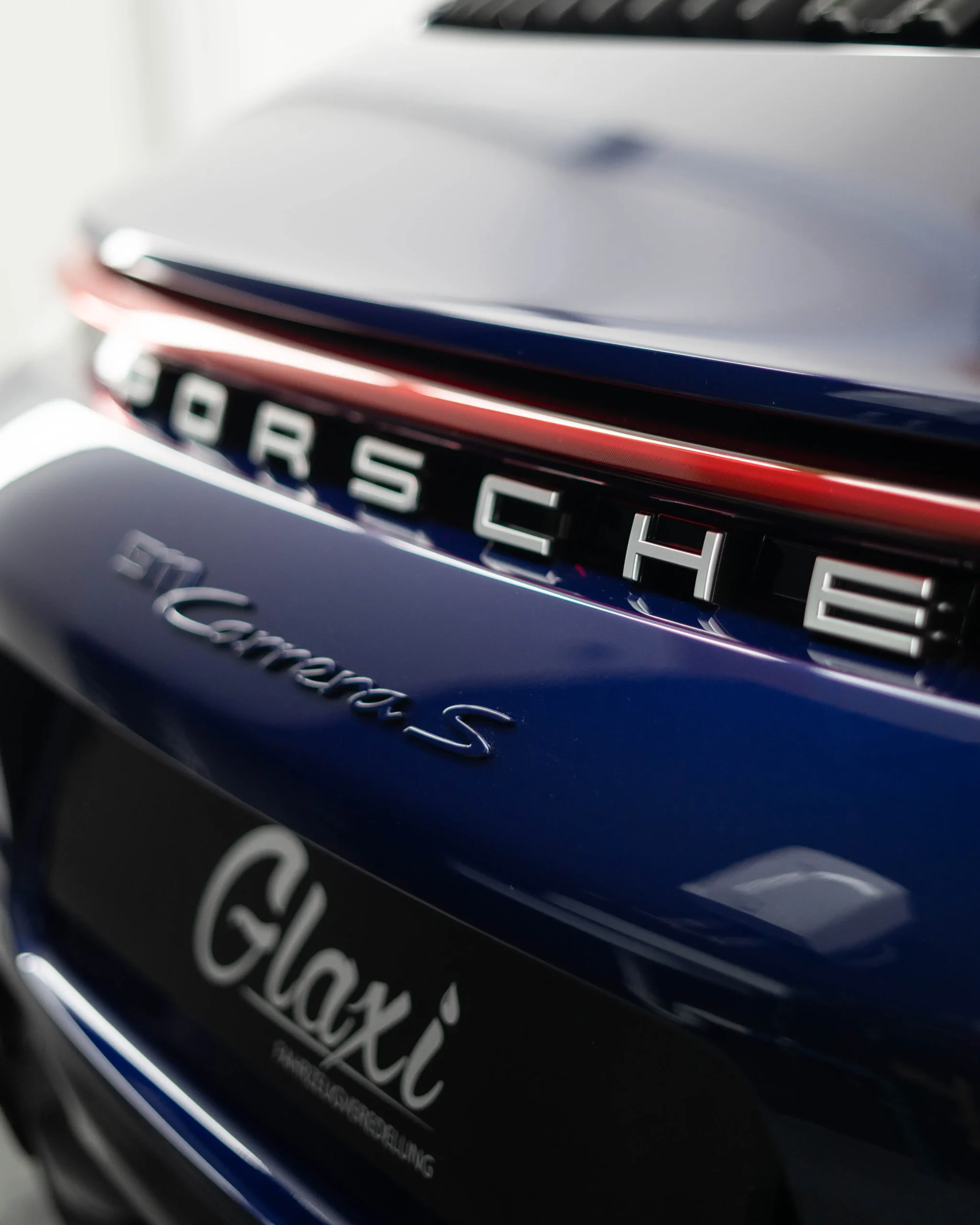 Geprägt von farblicher Harmonie ist dieser Porsche 992 Carrera S aus dem Porsche Sonderwunsch Programm.