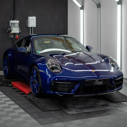 Bewundernswerter Porsche 992 Carrera S in Enzianblaumetallic aus dem Porsche Sonderwunsch Programm.