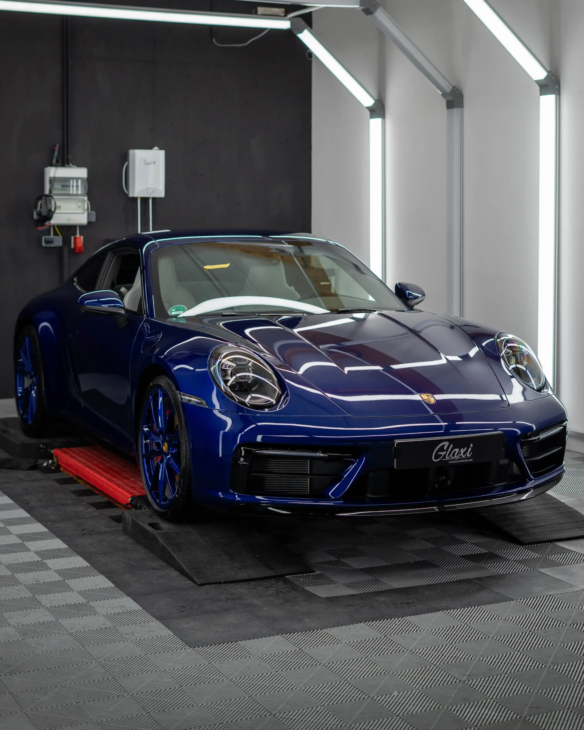 Bewundernswerter Porsche 992 Carrera S in Enzianblaumetallic aus dem Porsche Sonderwunsch Programm.