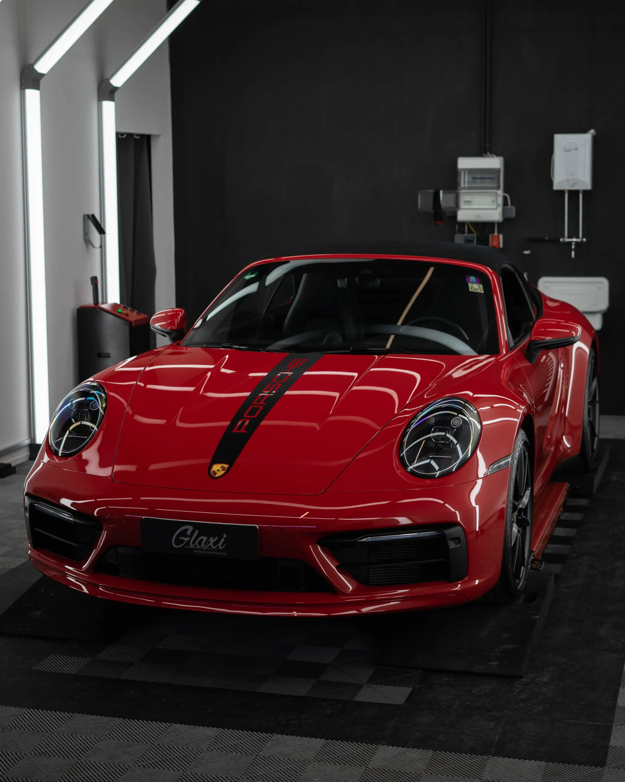 Der Porsche 992 Carrera S zieht zurecht alle Blicke auf sich, immerhin hat er den besten Porsche 992 Lackschutz von der GLAXI GmbH in Stuttgart erhalten.