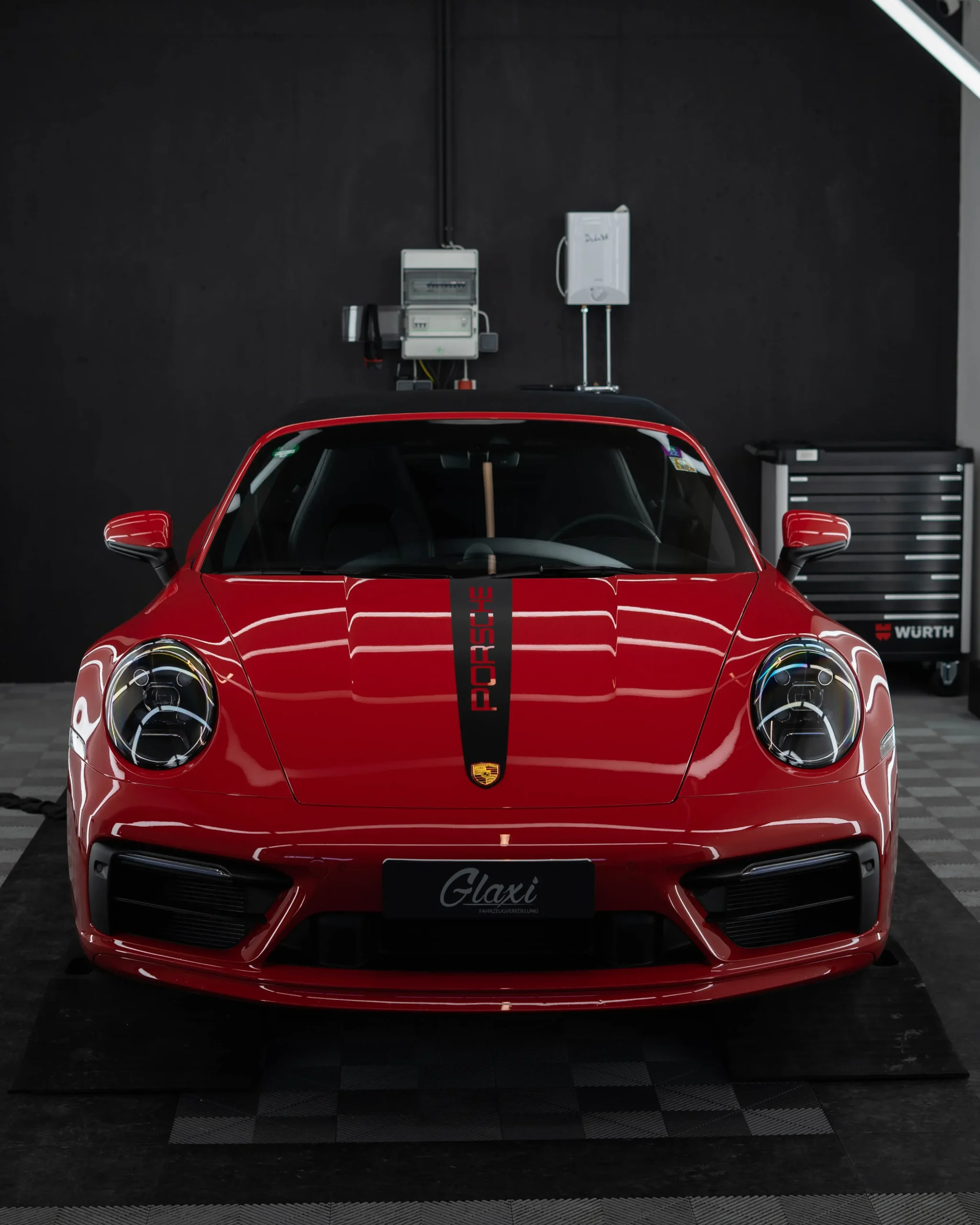 Dieser bezaubernde Porsche 992 Carrera S hat nur den besten Porsche 992 Lackschutz der GLAXI GmbH in Schwäbisch Hall erhalten.