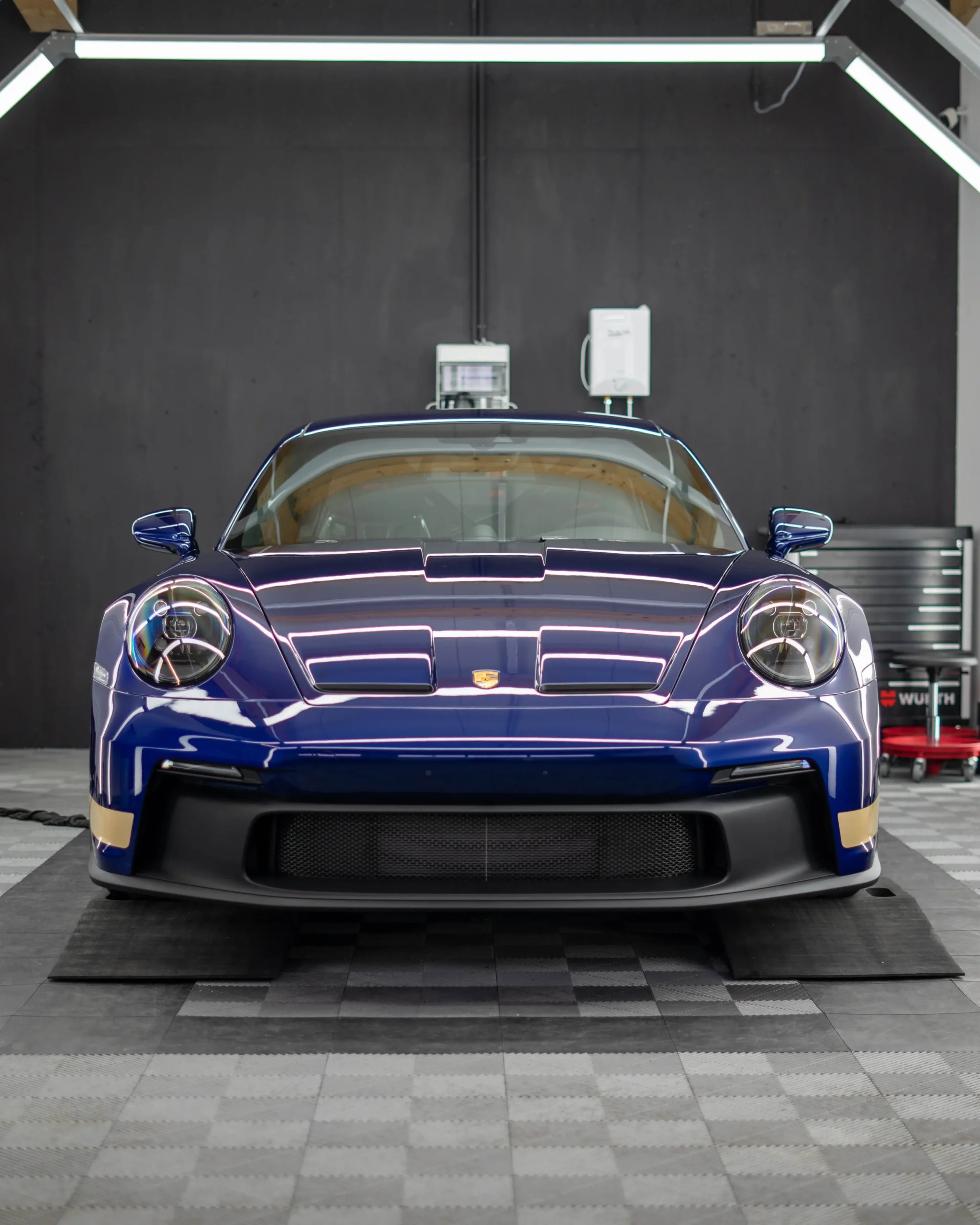 Ein gefragter Porsche 911 GT3 in Enzianblau versehen mit einer sehr beliebten Steinschlagschutzfolierung