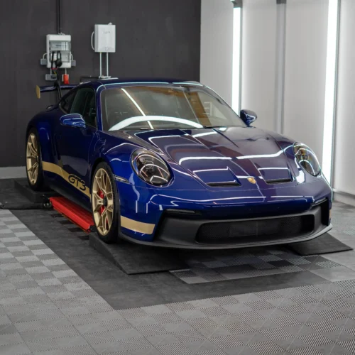 Ein wunderschöner Porsche 911 GT3 der aktuellsten Generation der aufgrund einer Lackschutzfolierung sehr stark glänzt.