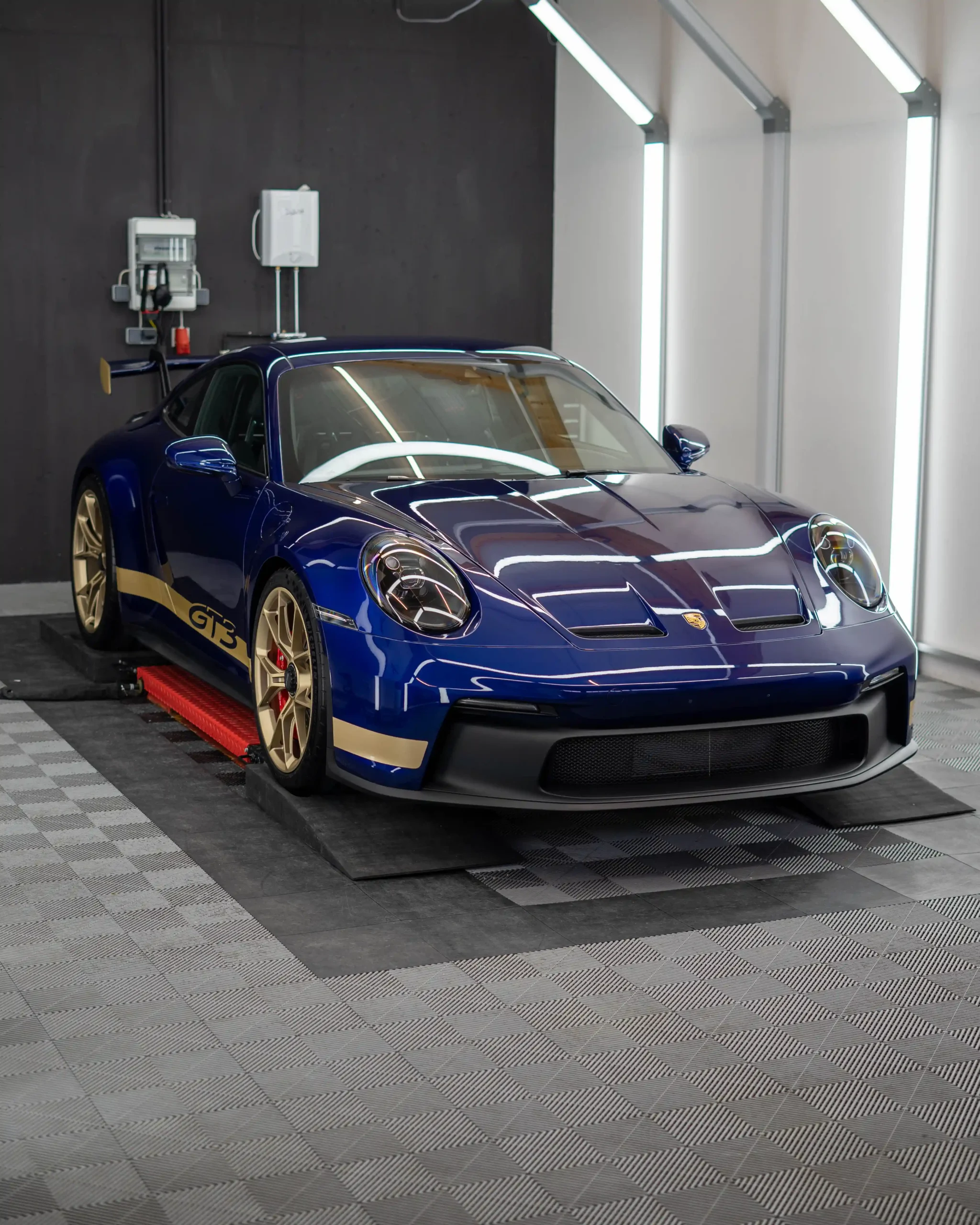 Ein wunderschöner Porsche 911 GT3 der aktuellsten Generation der aufgrund einer Lackschutzfolierung sehr stark glänzt.