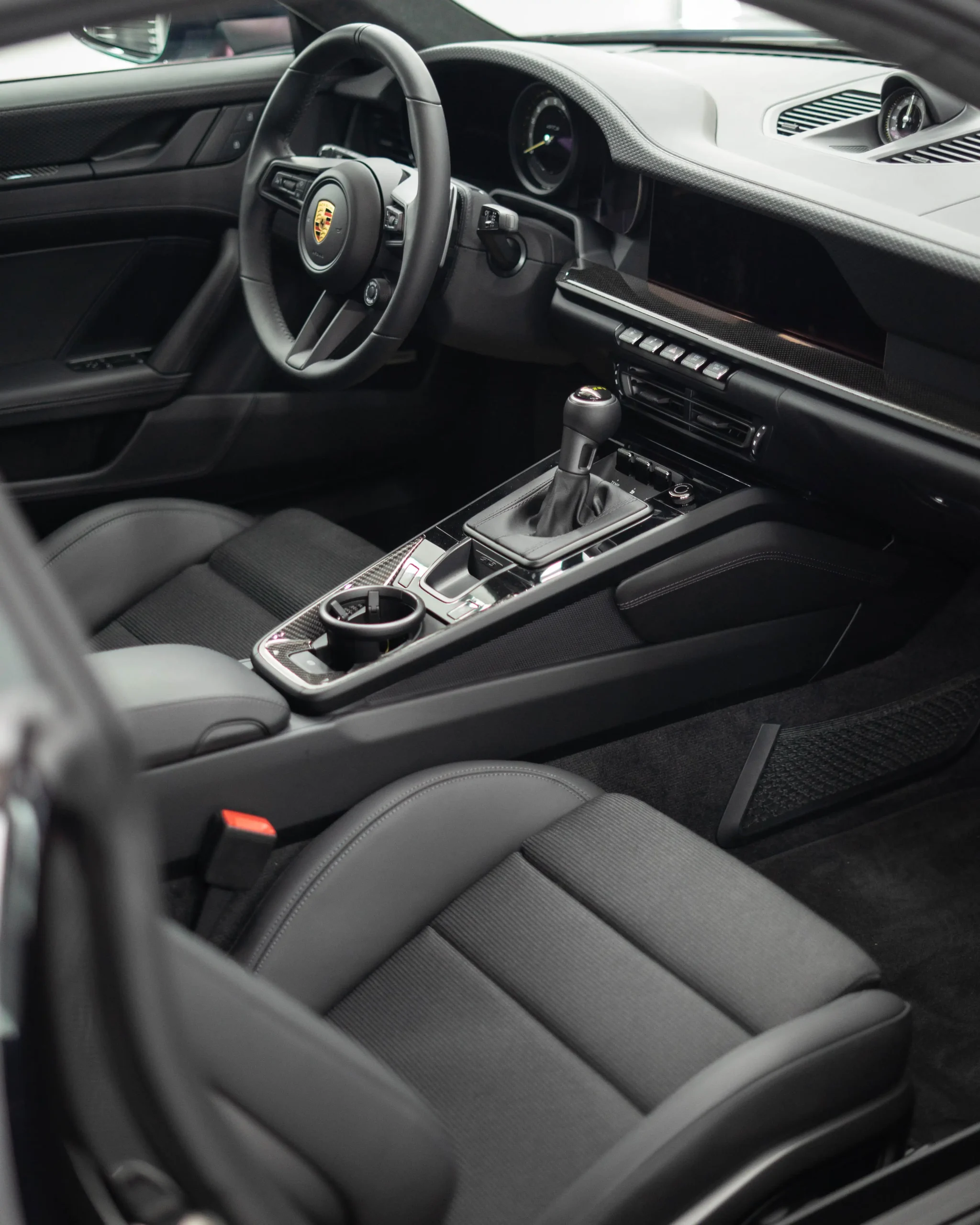 Detailreich an jeder Ecke und Kante. Dieser Porsche 992 GT3 Touring in All-Black ist wahrlich besonders.