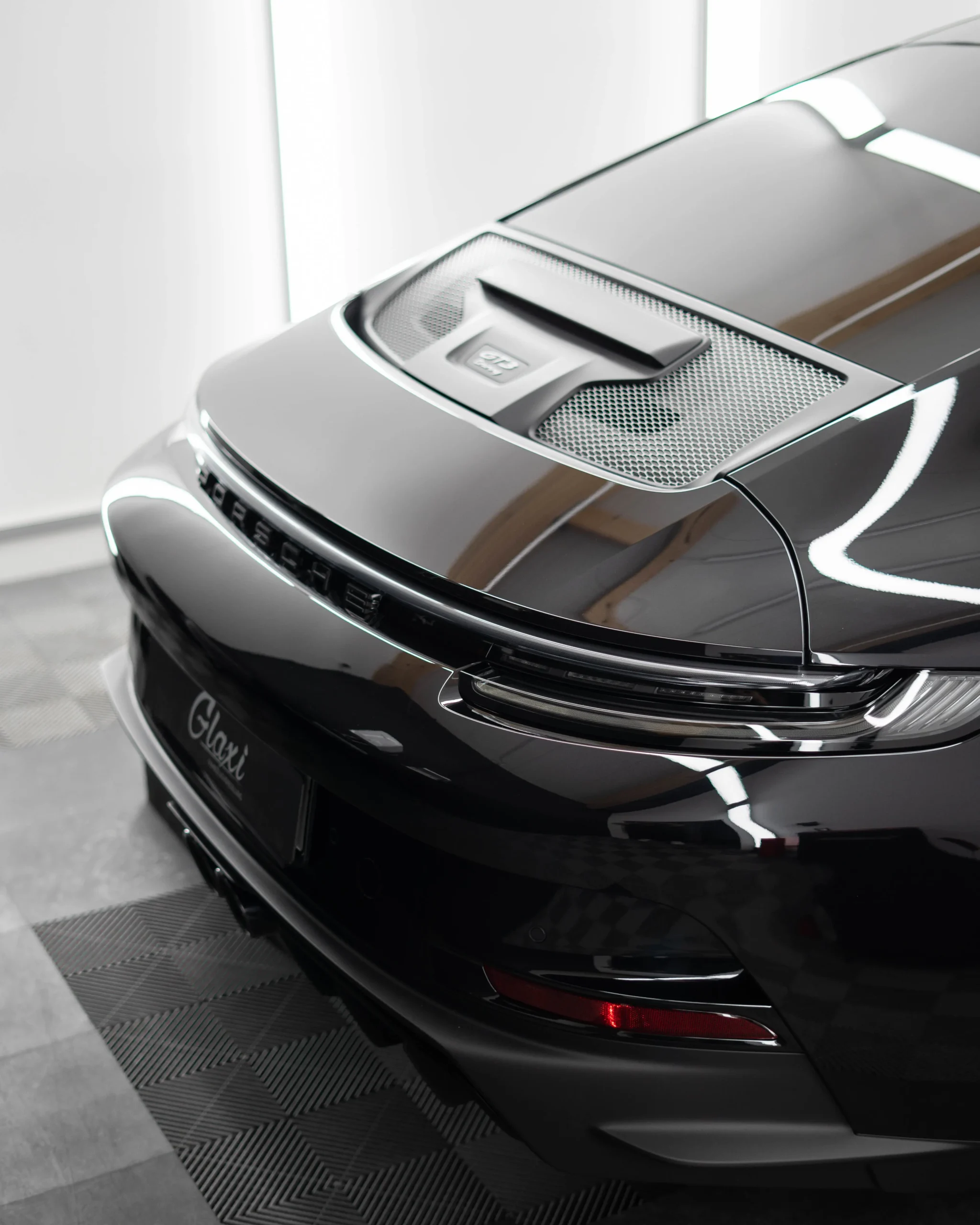 Ausgeklügelt bis ins letzte Detail, ist dieser Porsche 992 GT3 Touring der perfekte Sportwagen.