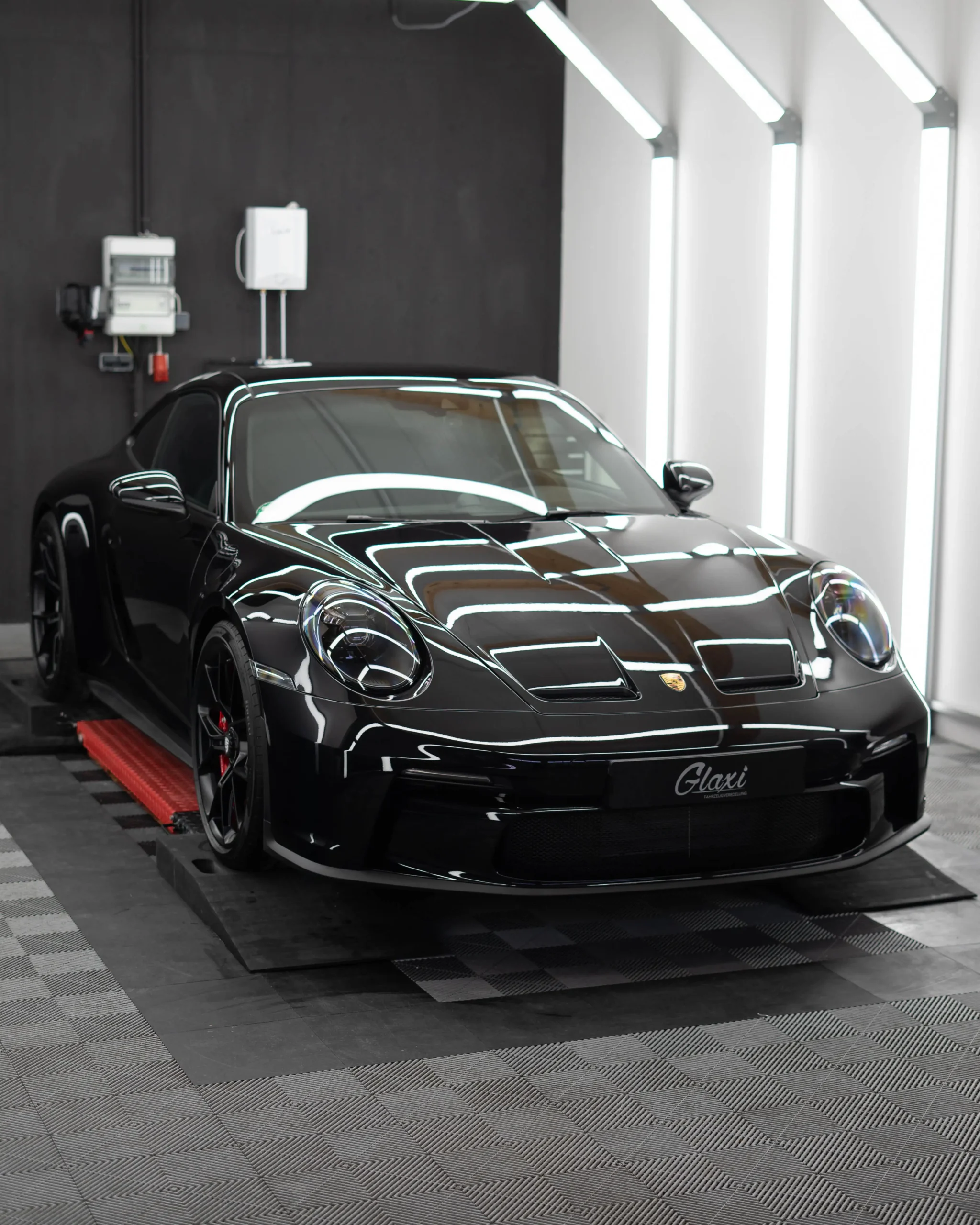 Ein Meisterwerk der Stuttgarter Ingenieurkunst, dieser Porsche 992 GT3 Touring bekommt alle Gesichter zum Strahlen.