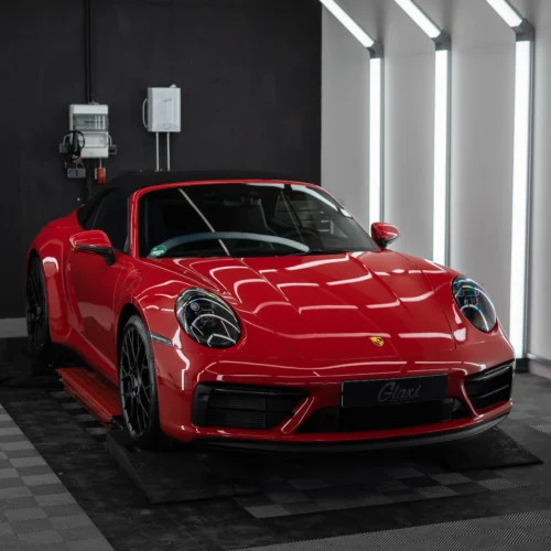 Ein wunderschöner Porsche 992 Carrera GTS in Indischrot.