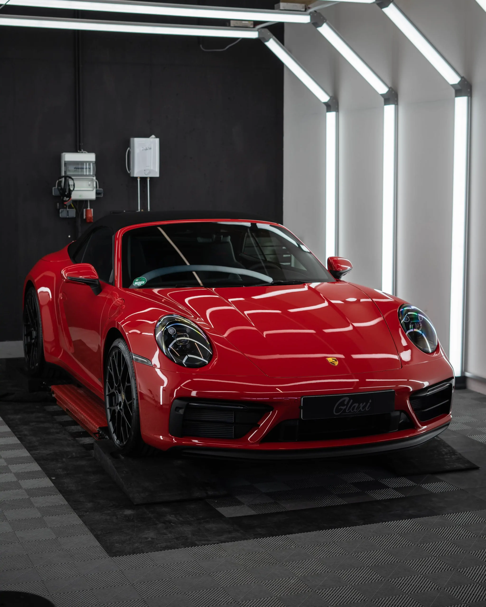 Ein wunderschöner Porsche 992 Carrera GTS in Indischrot.