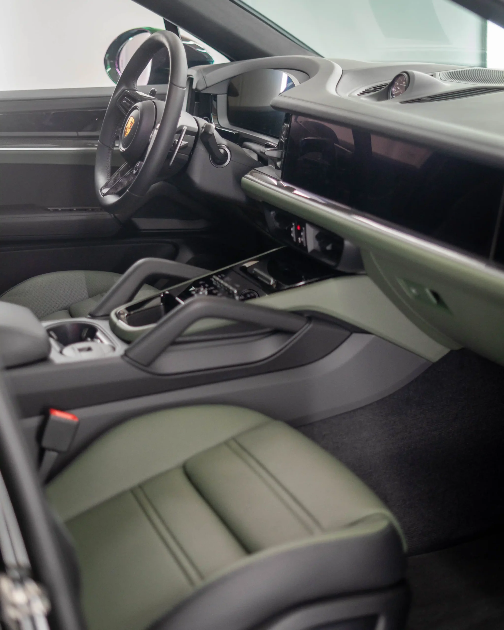 Fein bis ins kleinste Detail, so ist es man von Porsche und auch dem 2024 Facelift Cayenne E-Hybrid gewohnt.