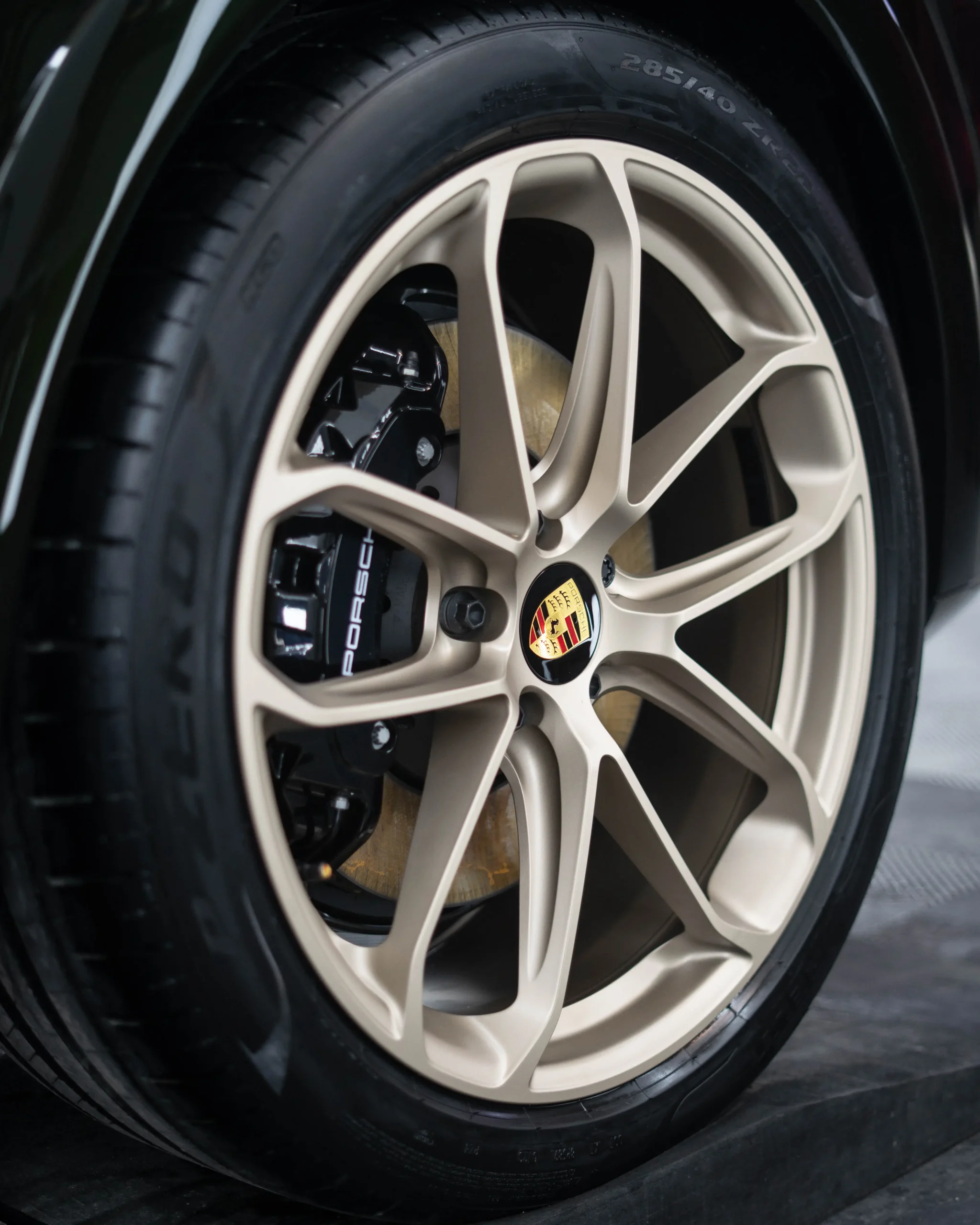 Frisch ausgeliefert überzeugt das 2024er Facelift Modell des Porsche Cayenne E-Hybrid jeden Betrachter von seiner Schönheit.