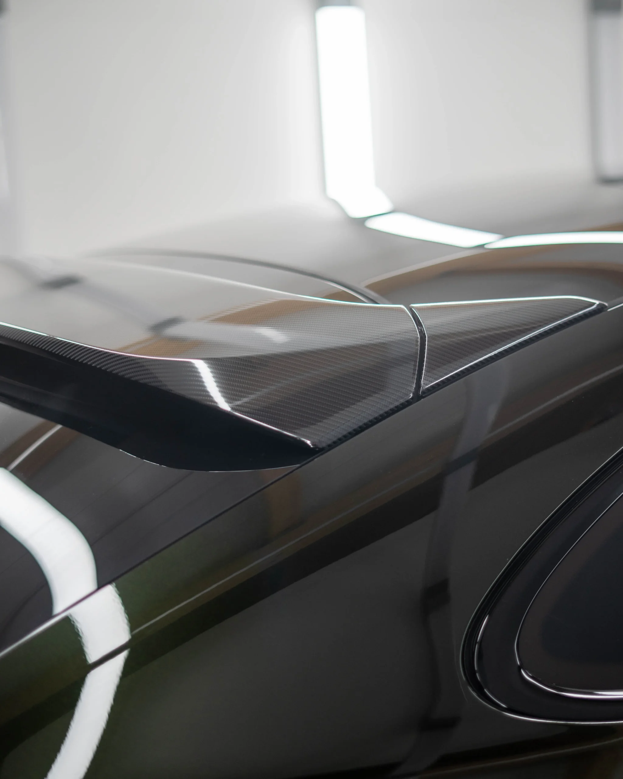 Der wahre Alltags-Porsche ist dieser 2024 Facelift Porsche Cayenne E-Hybrid in Dunkelolivmetallic mit Felgen in Neodym.