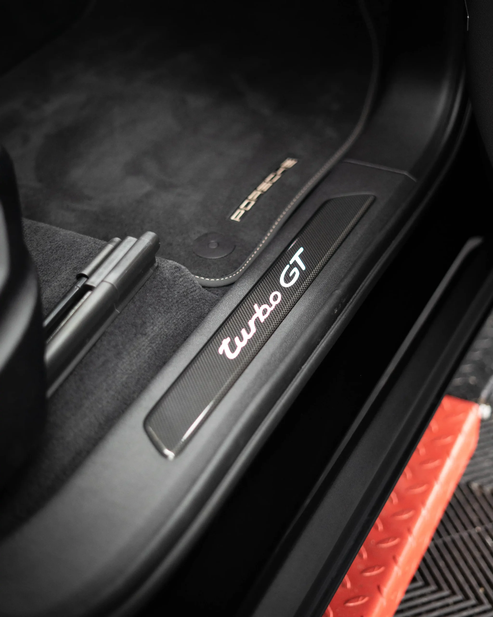 Der Auftritt dieses Porsche Cayenne Turbo GT ist extrem eindrucksvoll aufgrund der vielen kleinen Details.